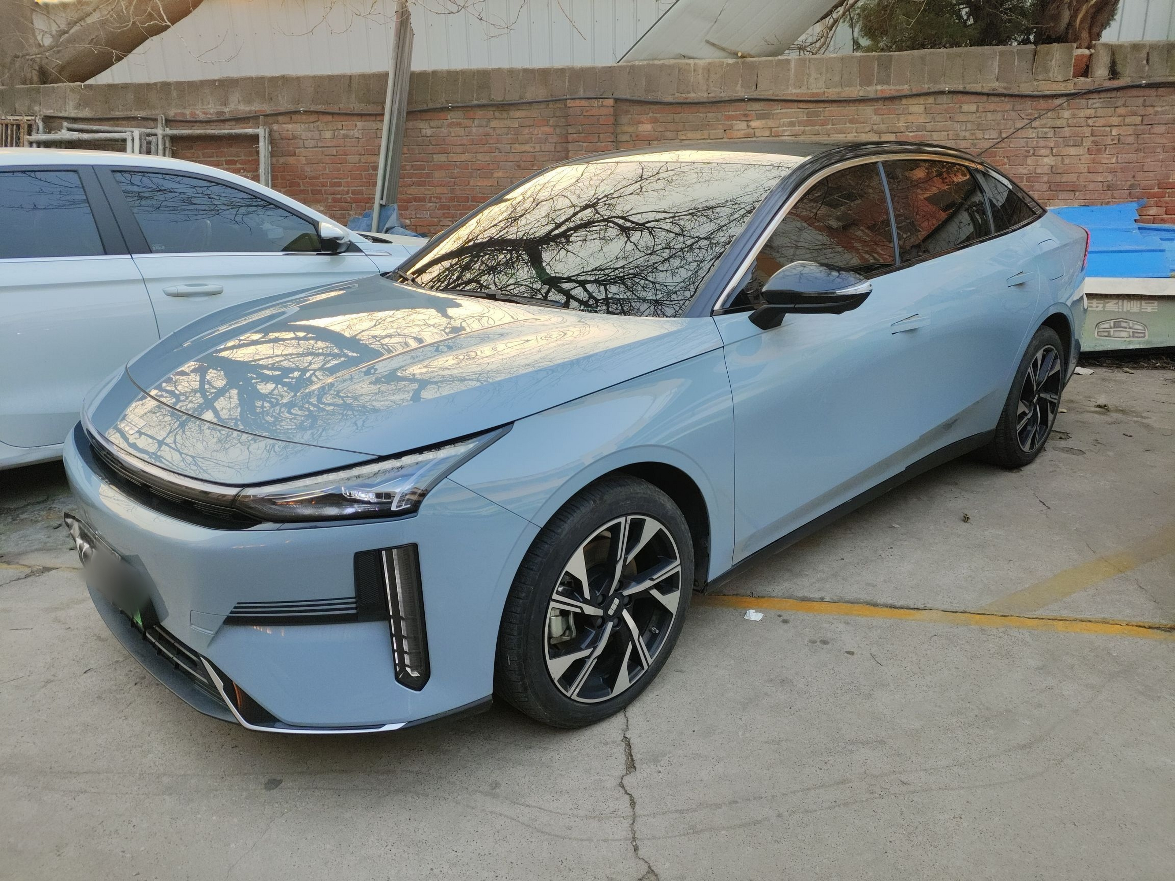 Под передней частью автомобиля