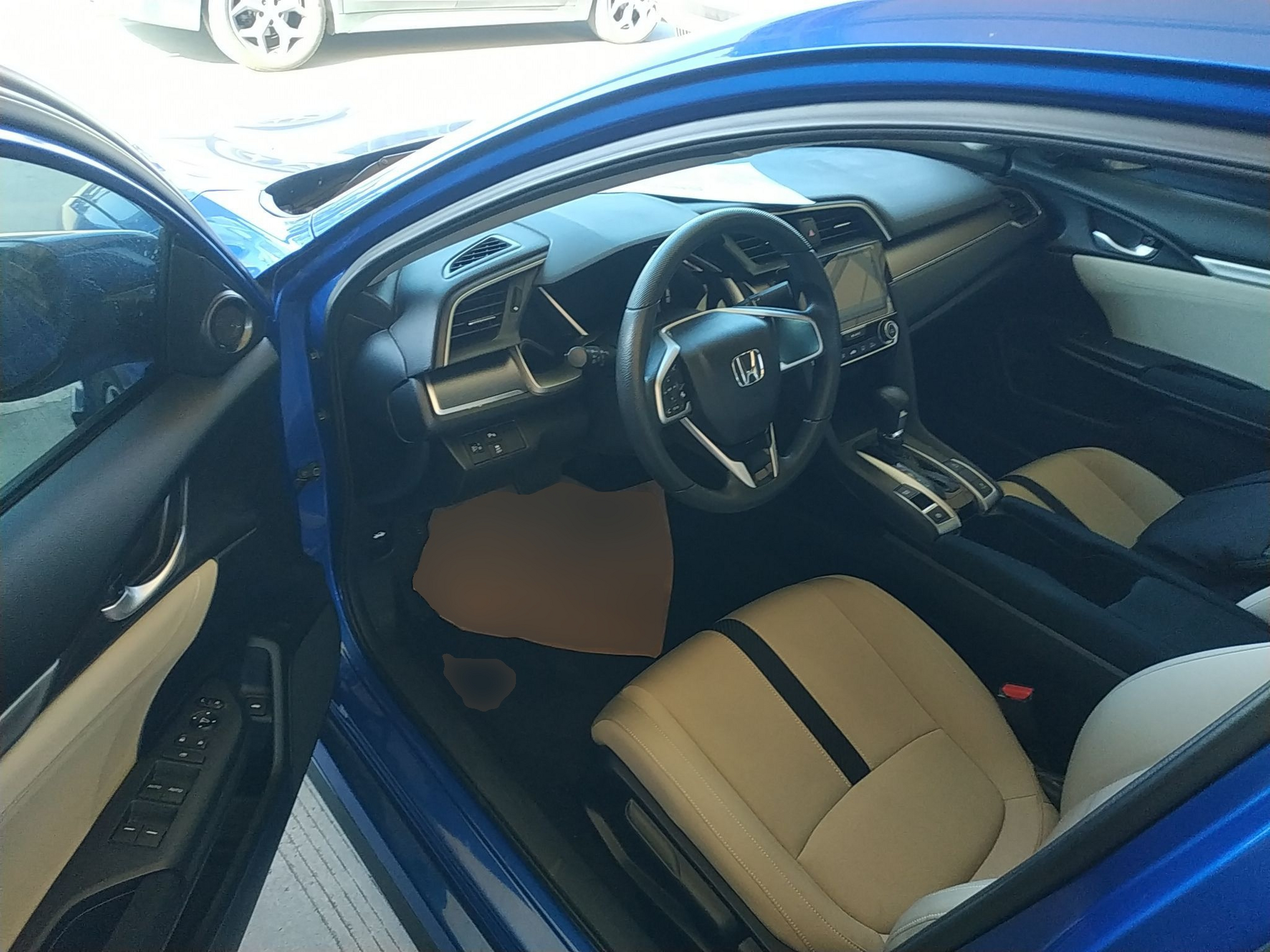 Переднее сиденье в автомобиле