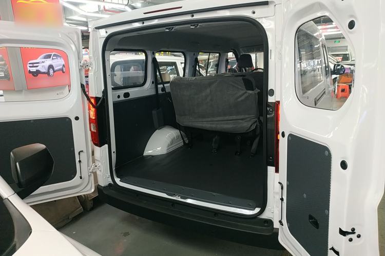 Used Wuling Yangguang 2024 300KM Comfort Version Passenger Van 75kW
