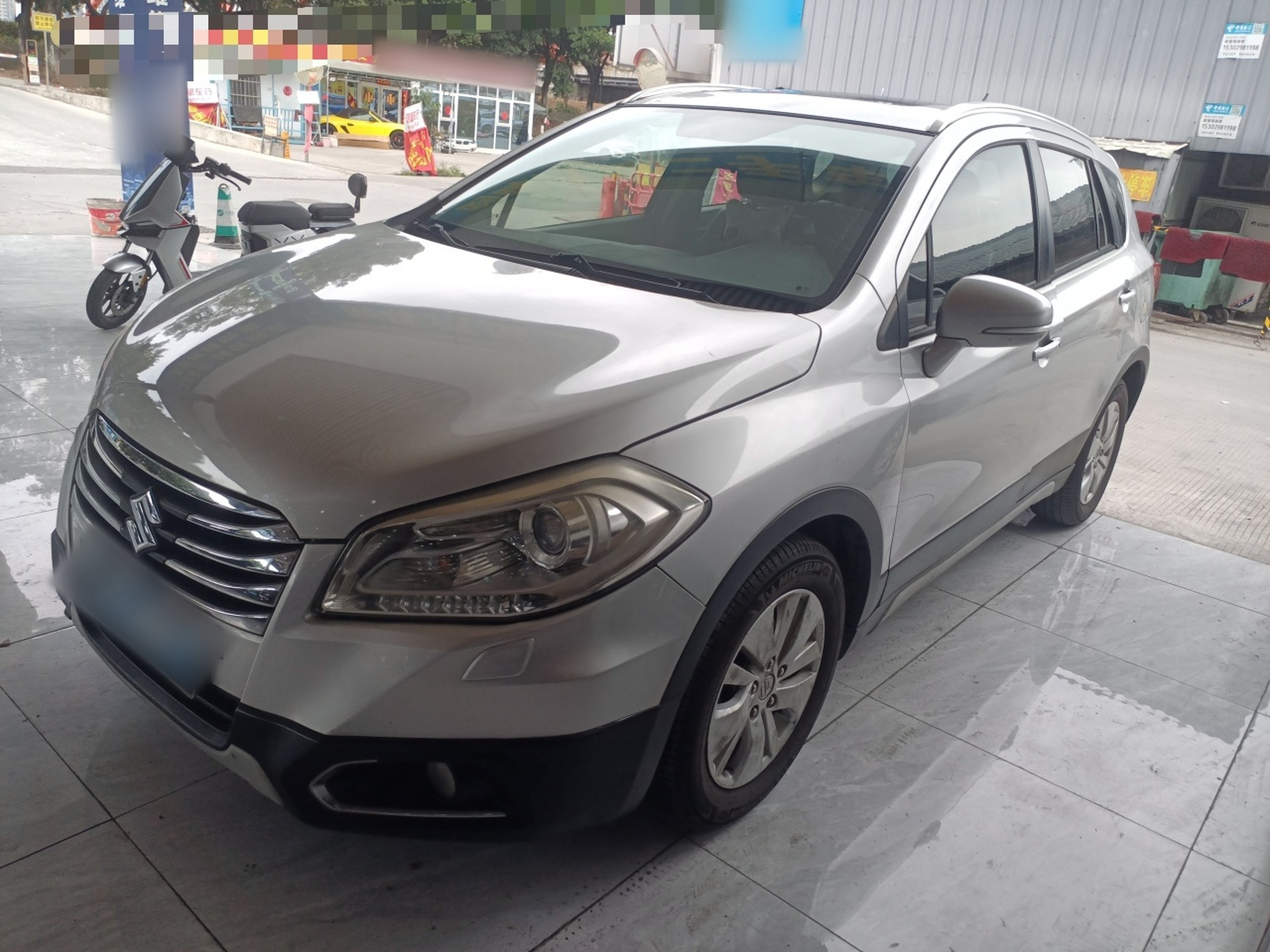 تحت مقدمة السيارة