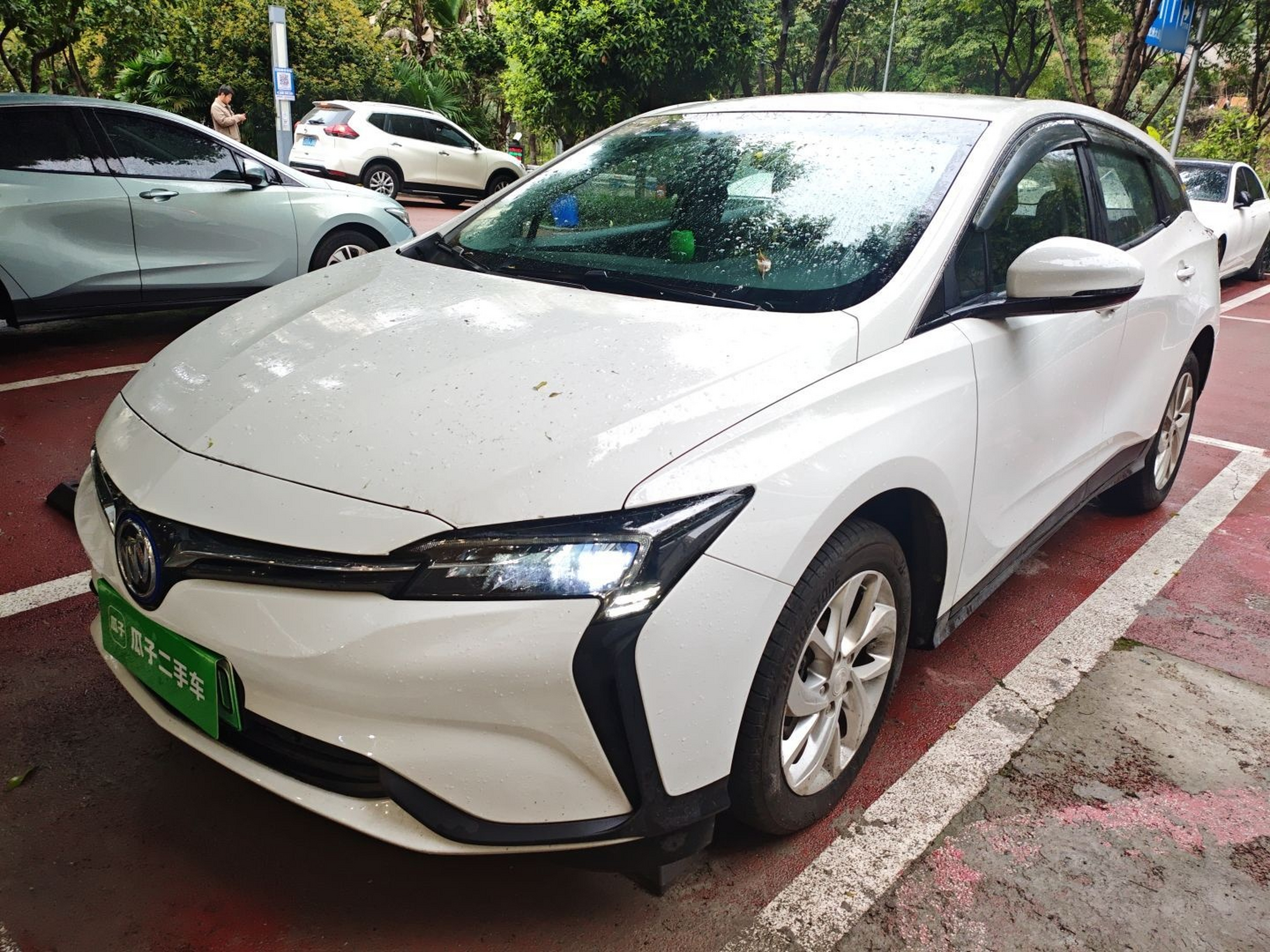 Под передней частью автомобиля