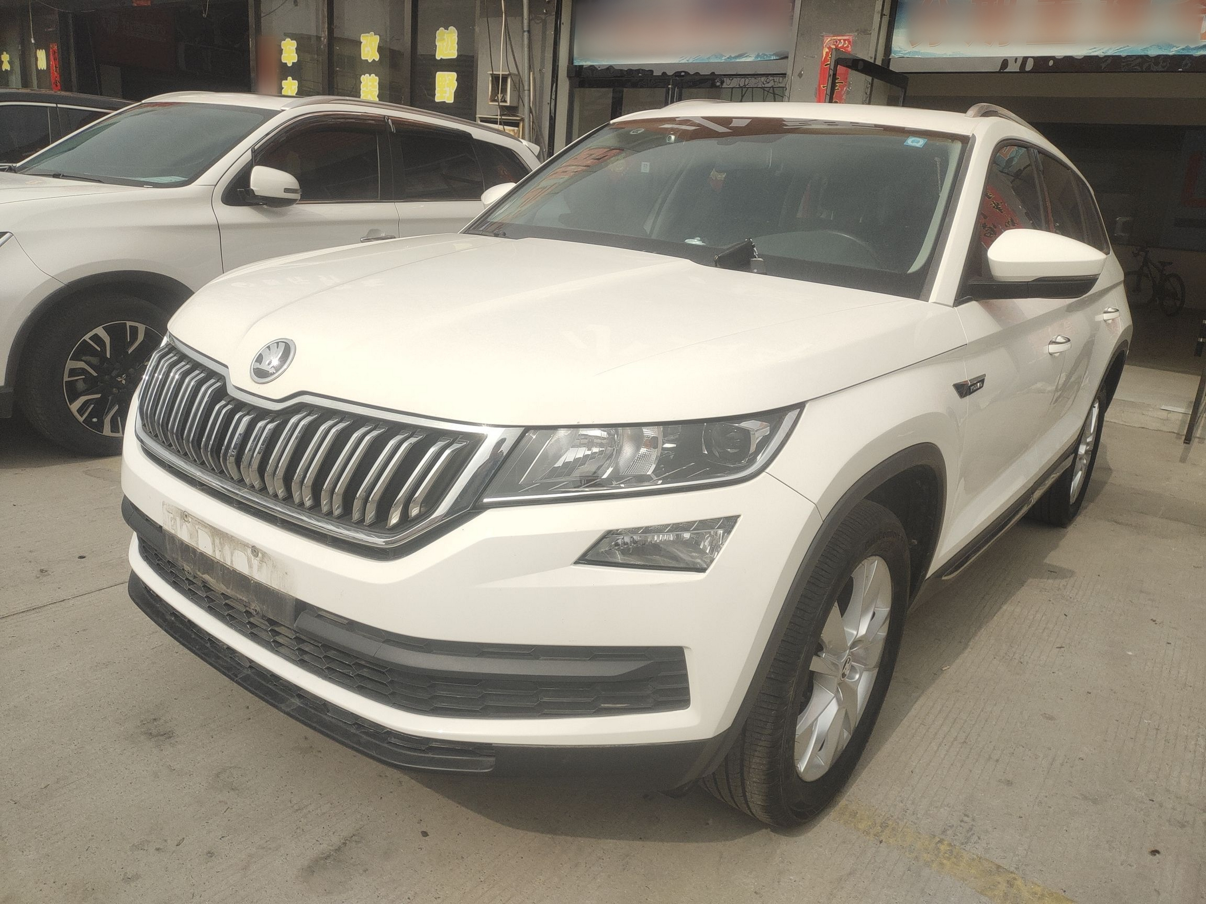 تحت مقدمة السيارة