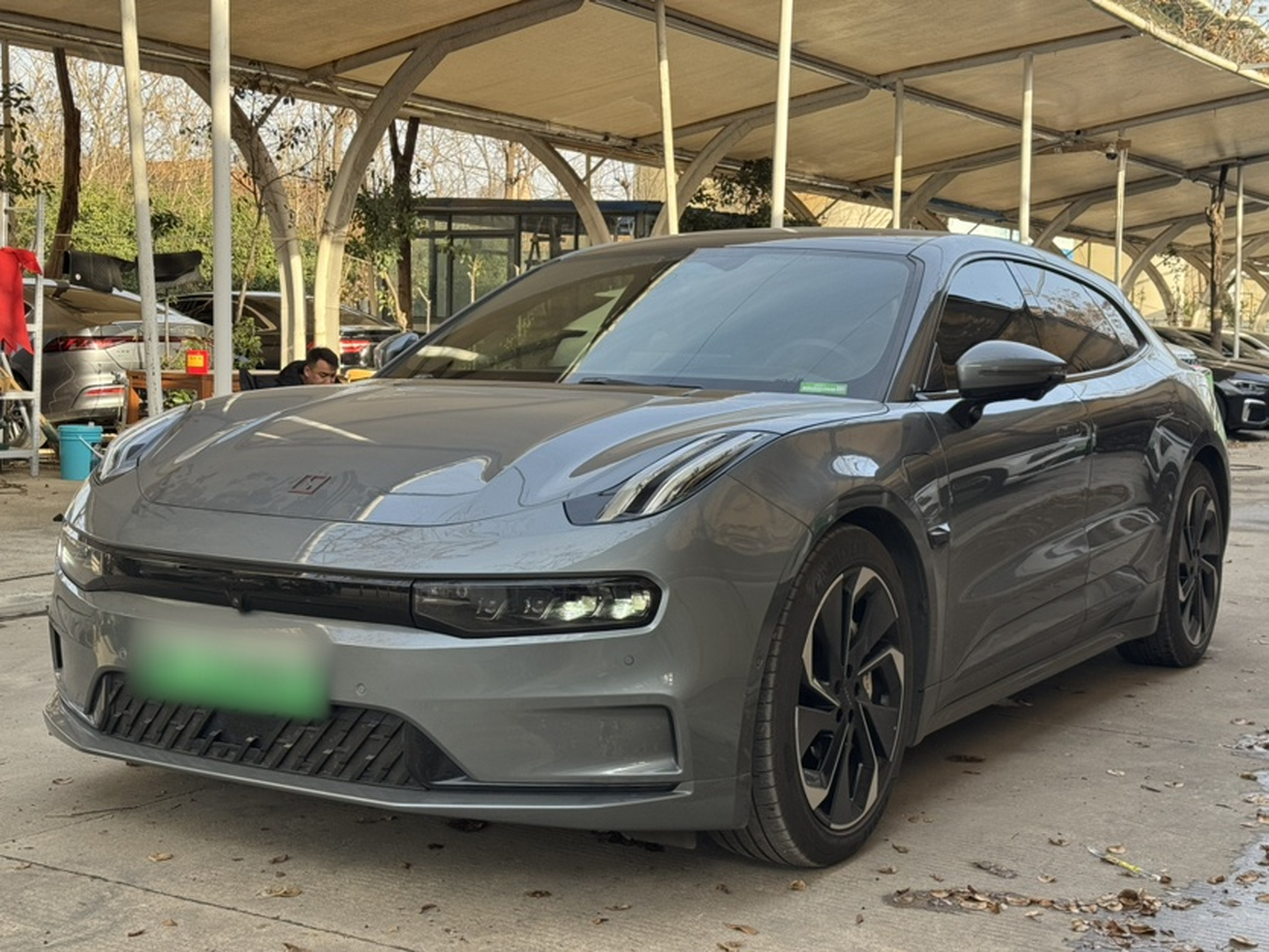 Под передней частью автомобиля