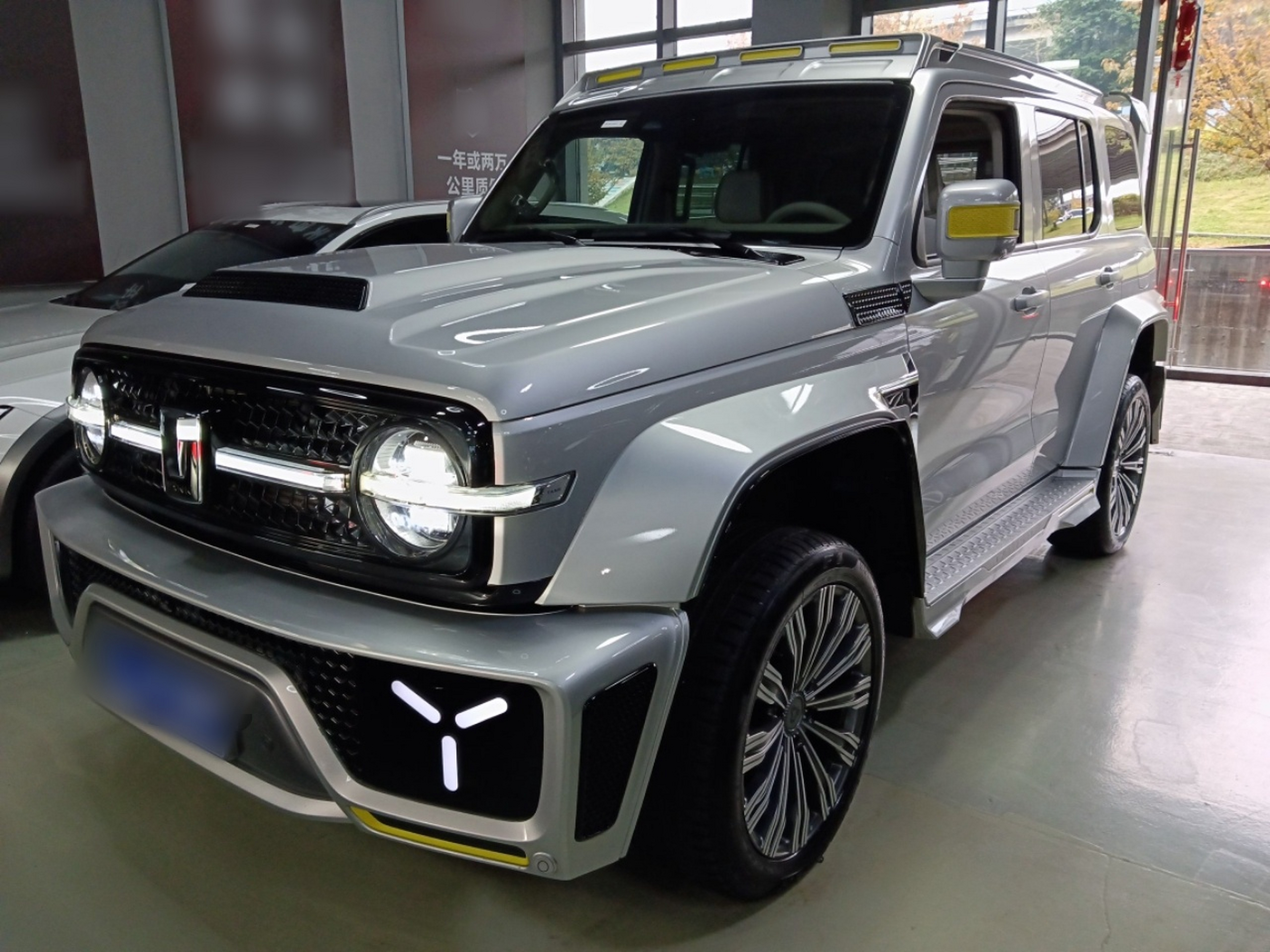 Под передней частью автомобиля