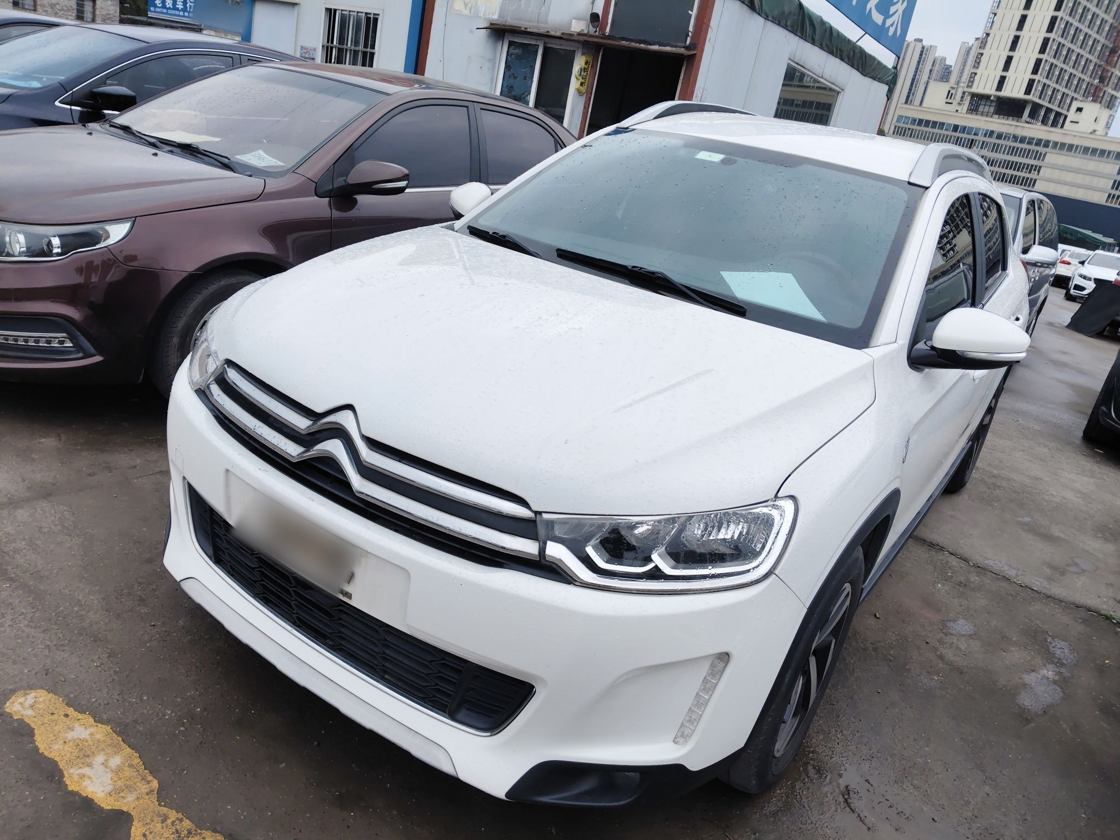 Под передней частью автомобиля