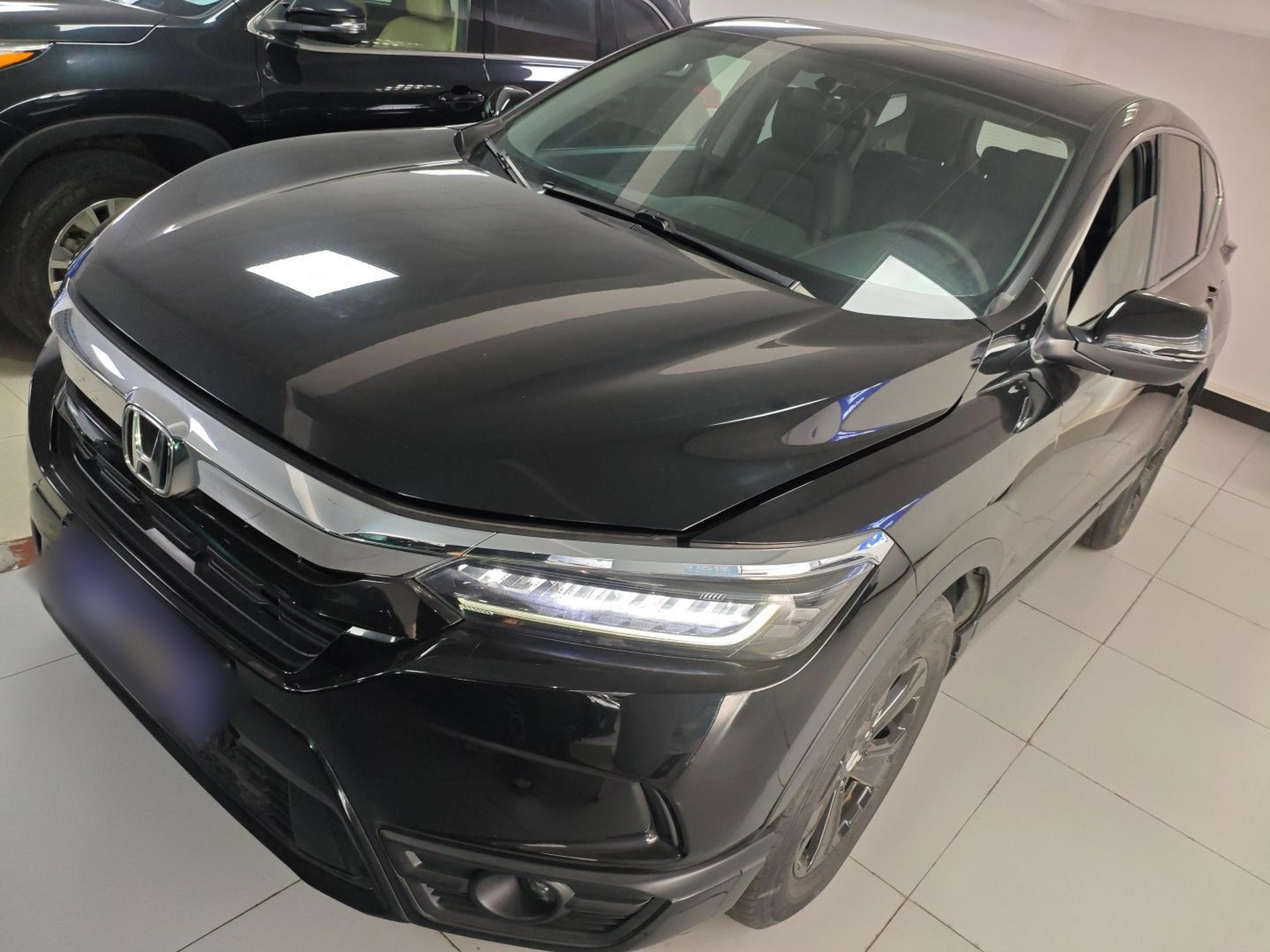 تحت مقدمة السيارة