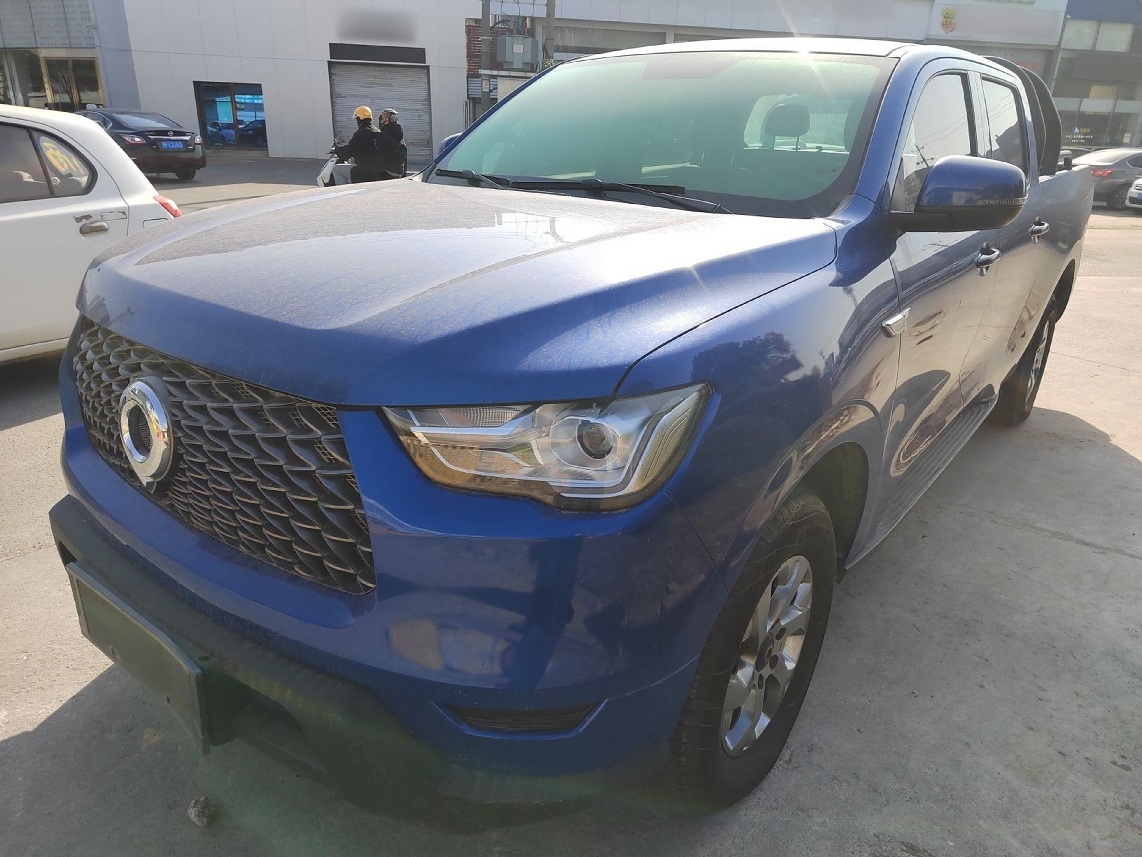 Под передней частью автомобиля