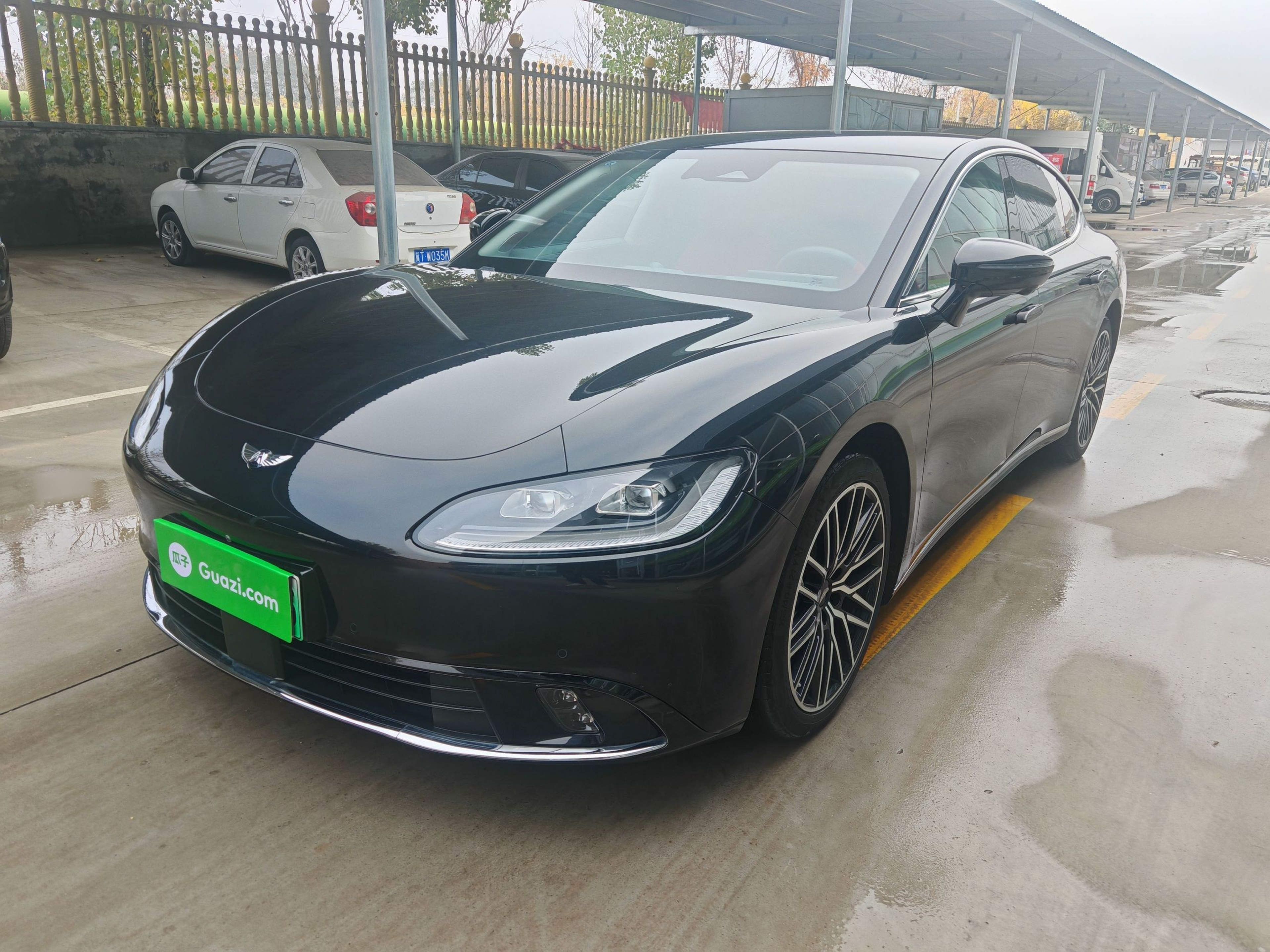 Под передней частью автомобиля