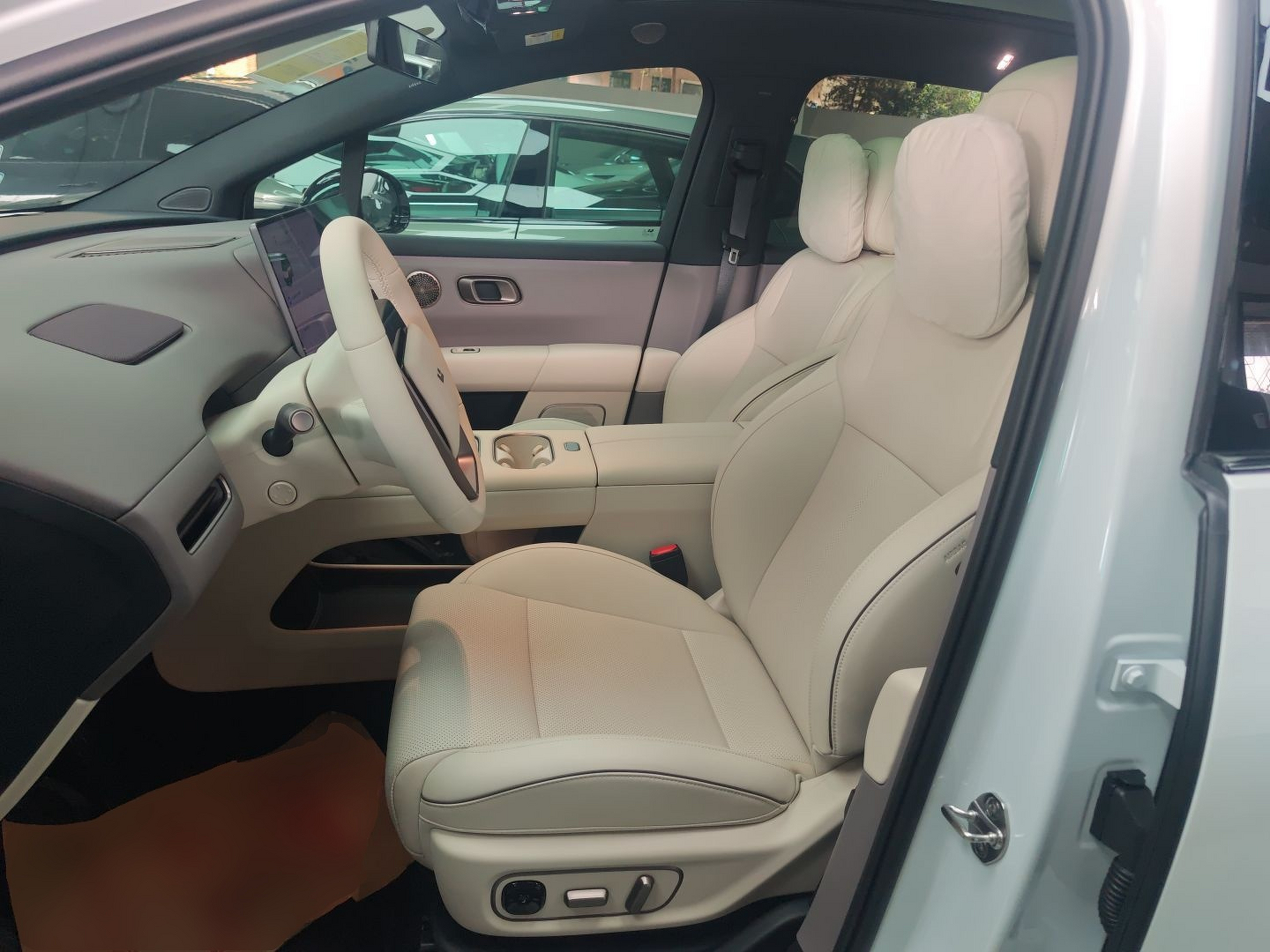 المقاعد الأمامية داخل السيارة