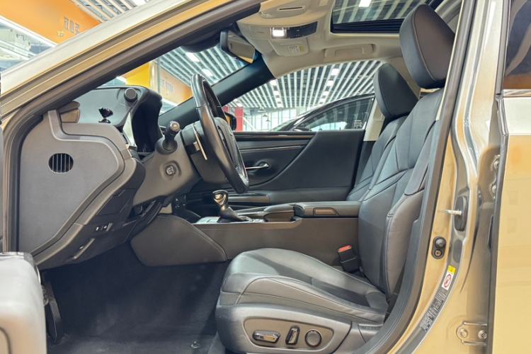 Used Lexus ES 2020 300h Premier Edition