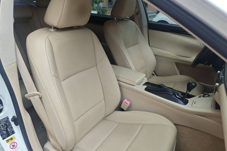 Used Lexus ES 2013 300h Elite Edition
