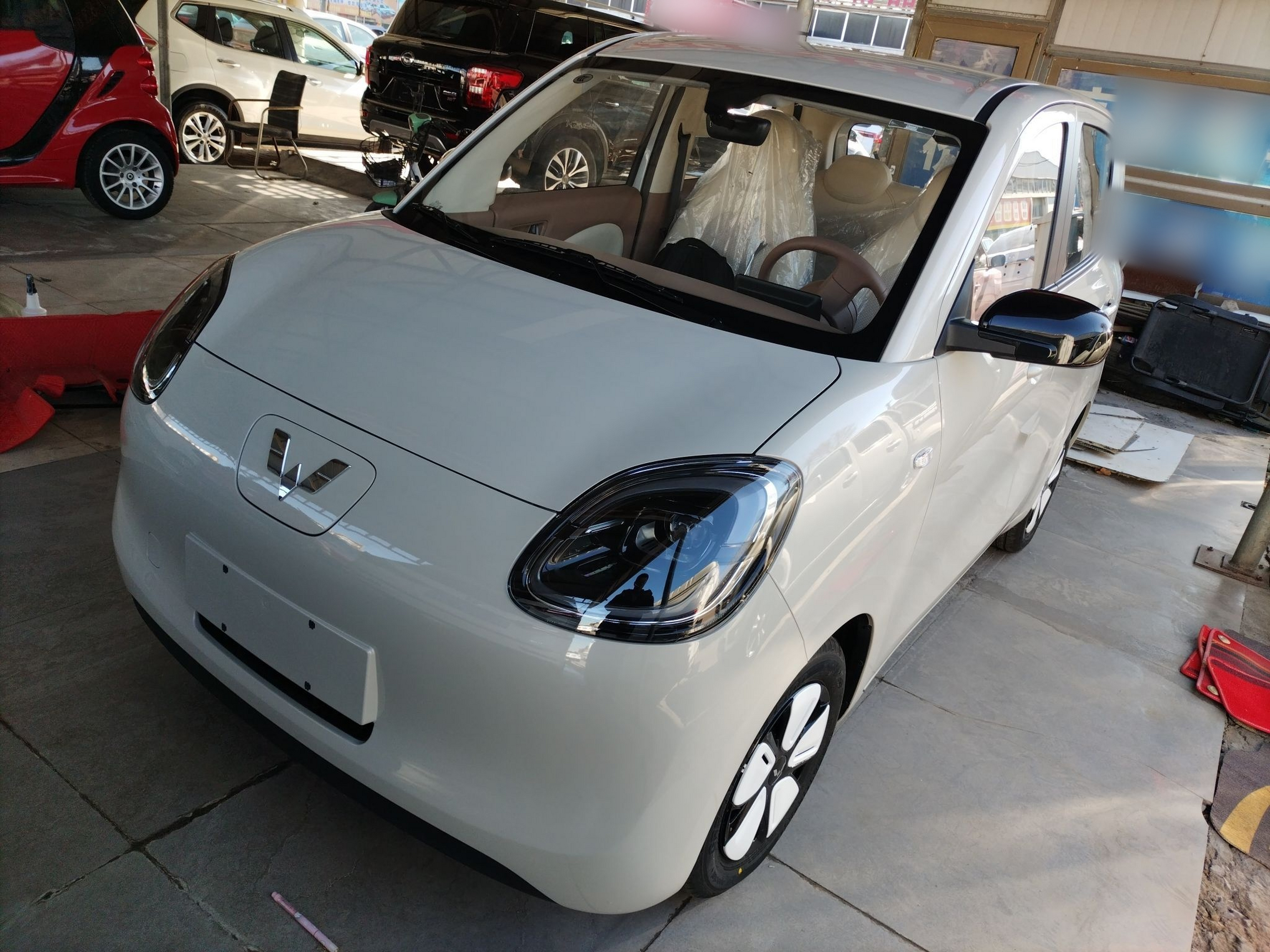 تحت مقدمة السيارة