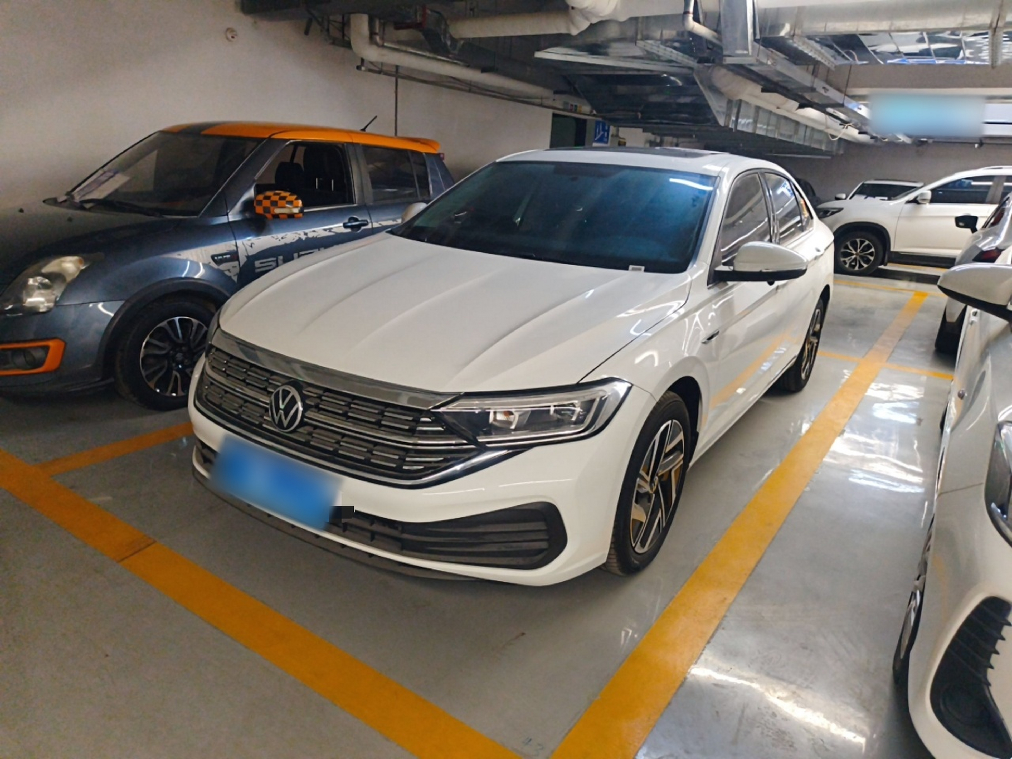 تحت مقدمة السيارة