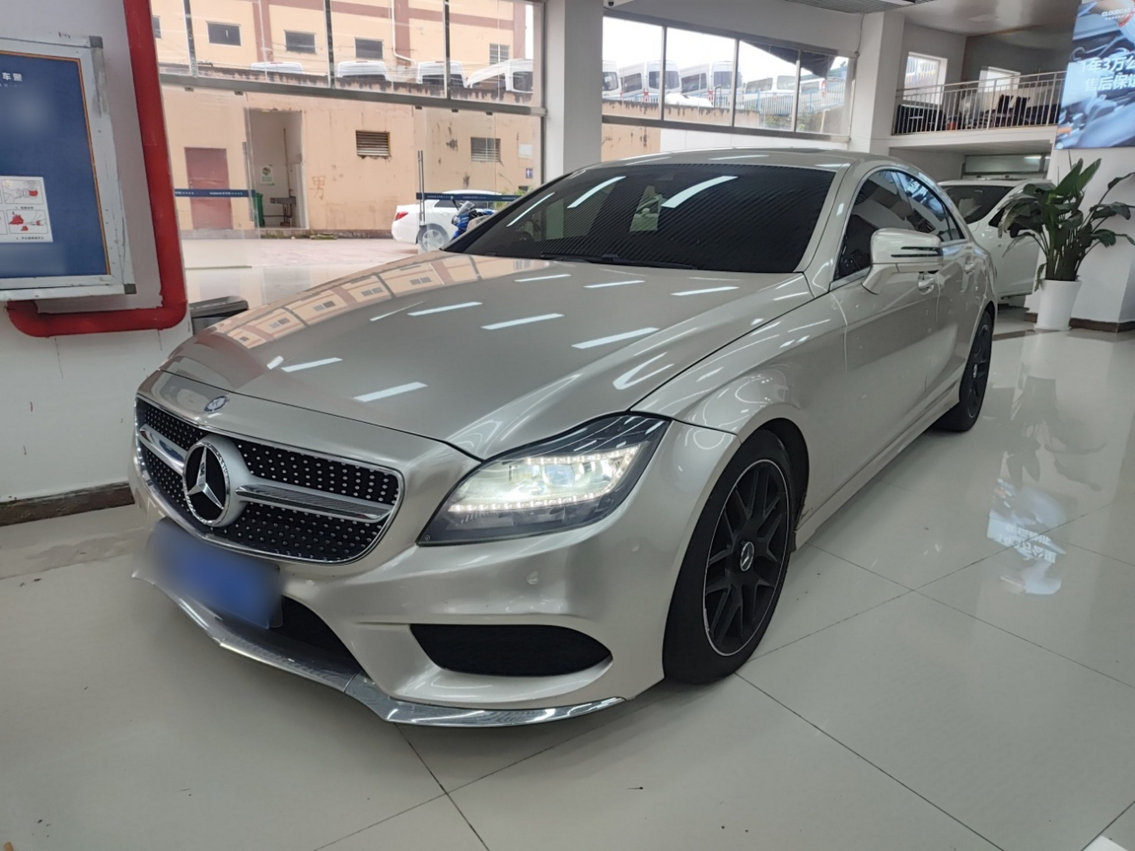 على مقدمة السيارة