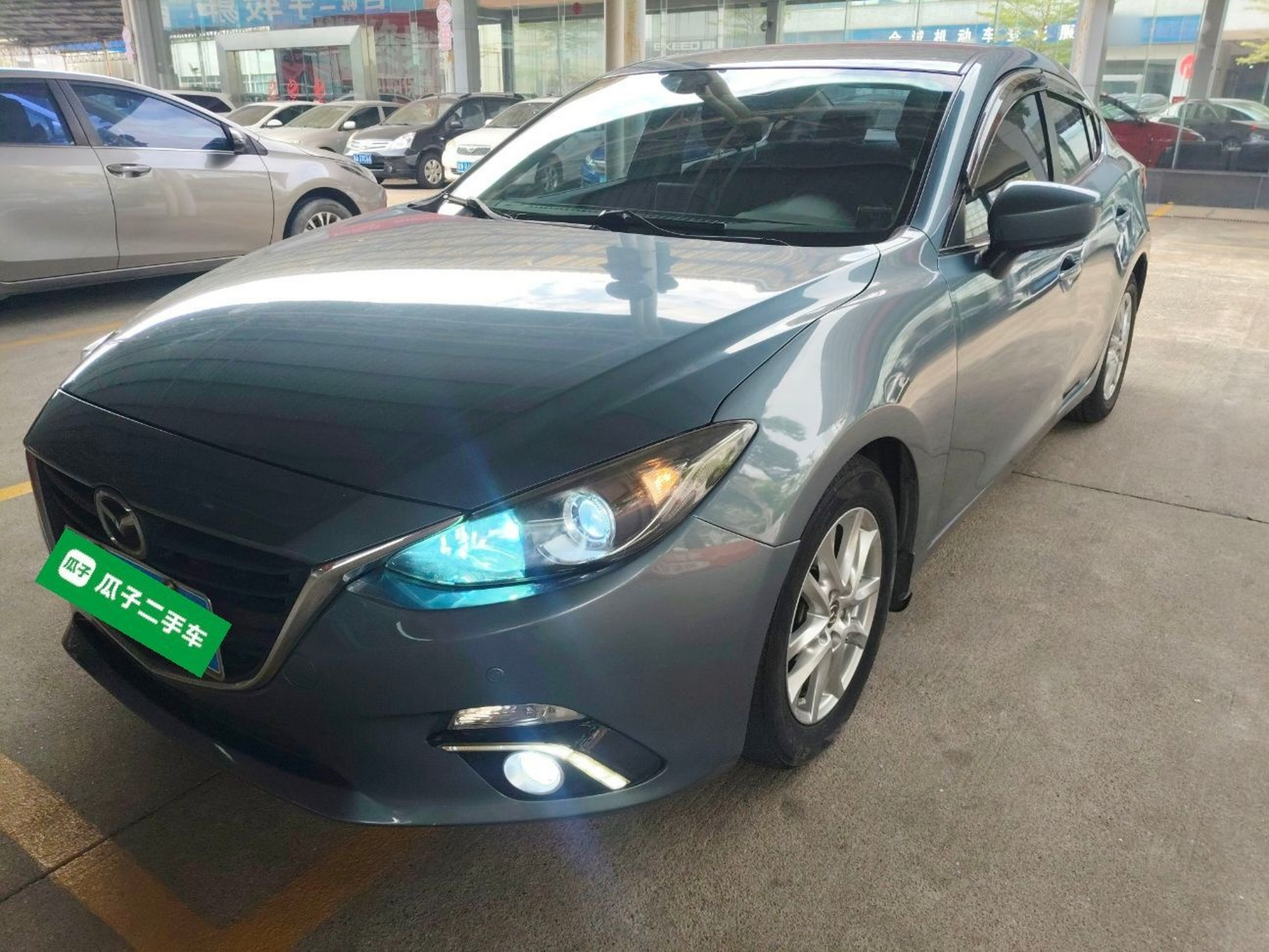 تحت مقدمة السيارة