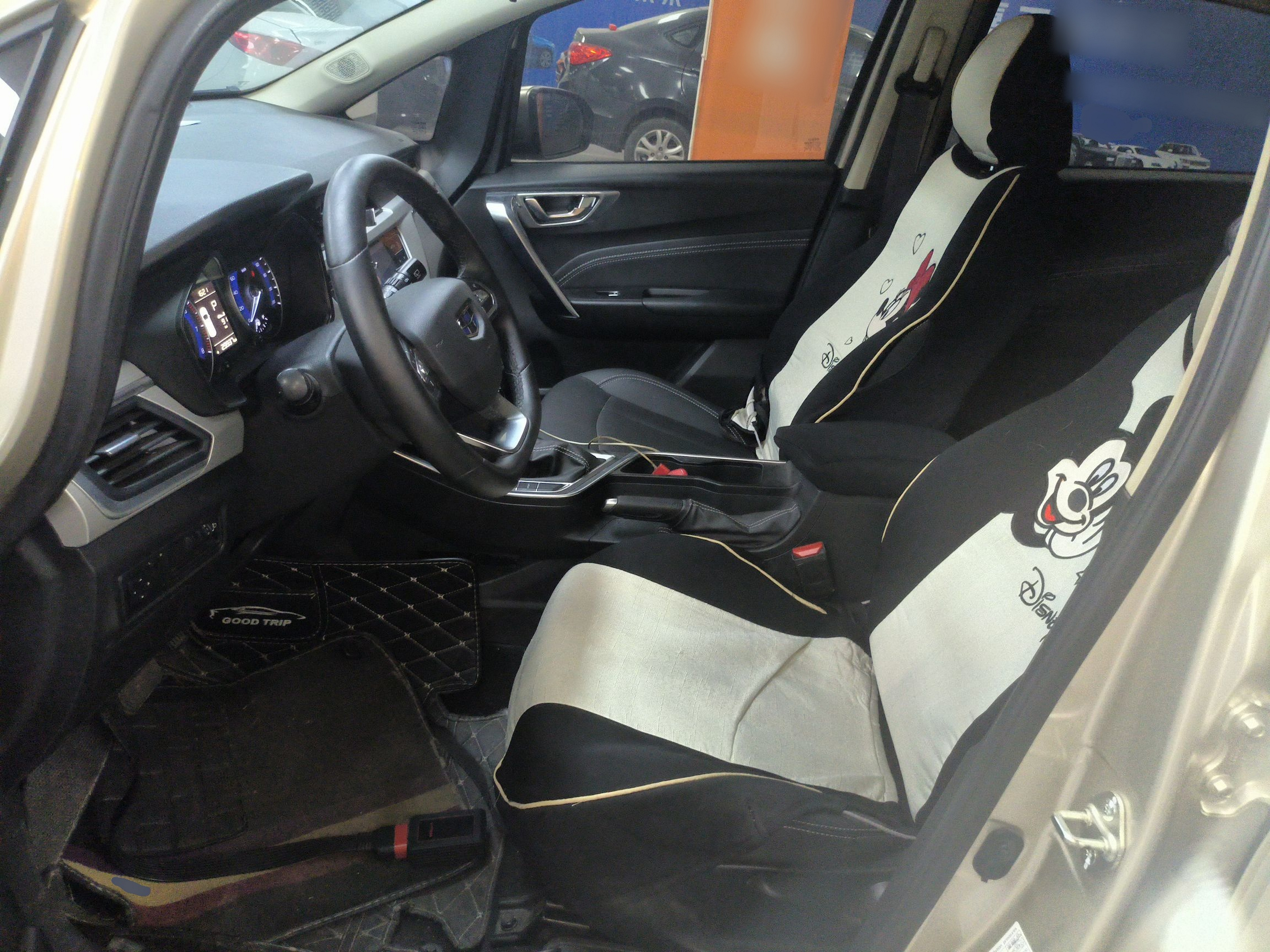 المقاعد الأمامية داخل السيارة