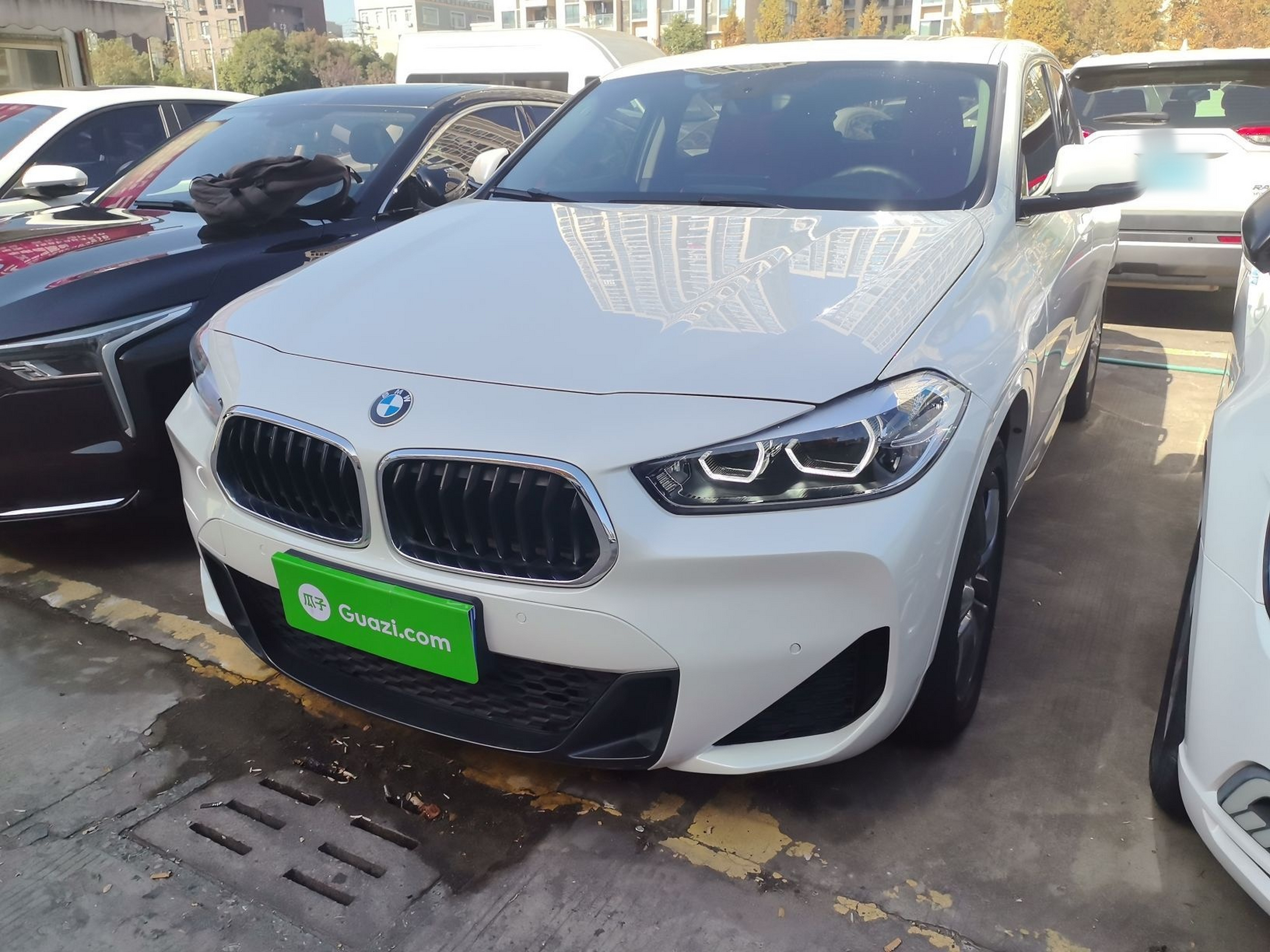 Под передней частью автомобиля