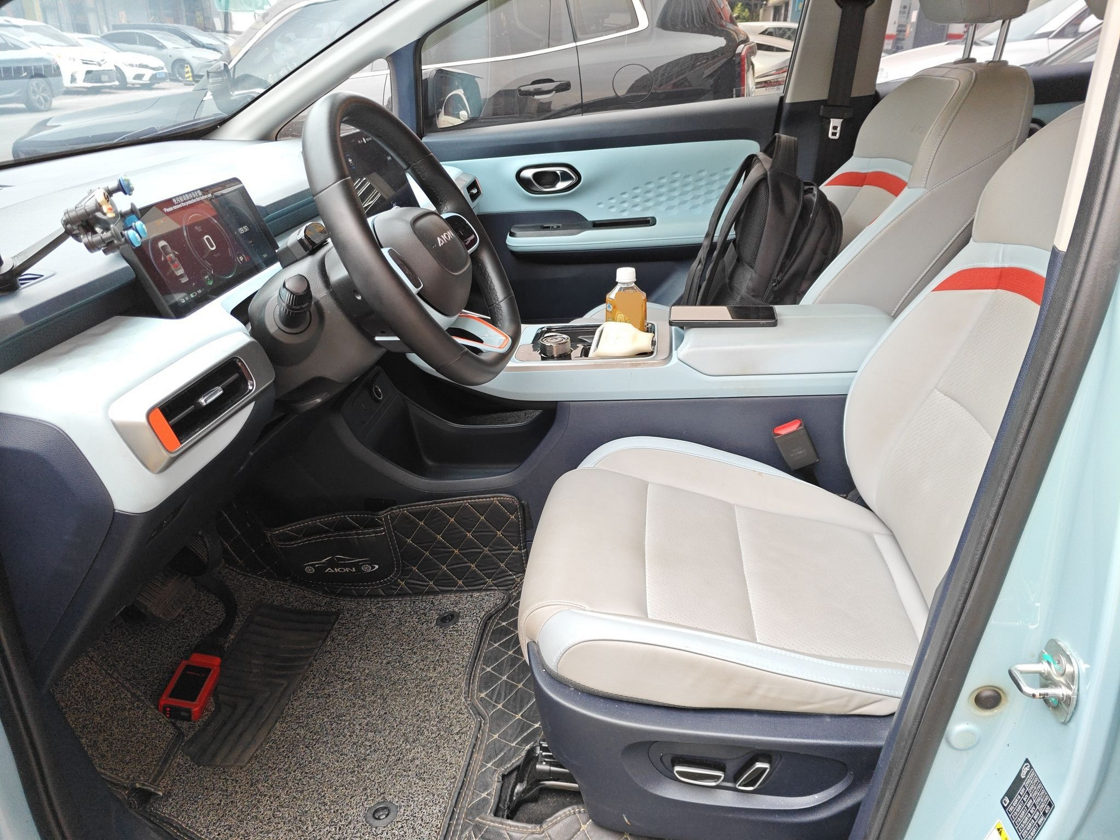 المقاعد الأمامية داخل السيارة