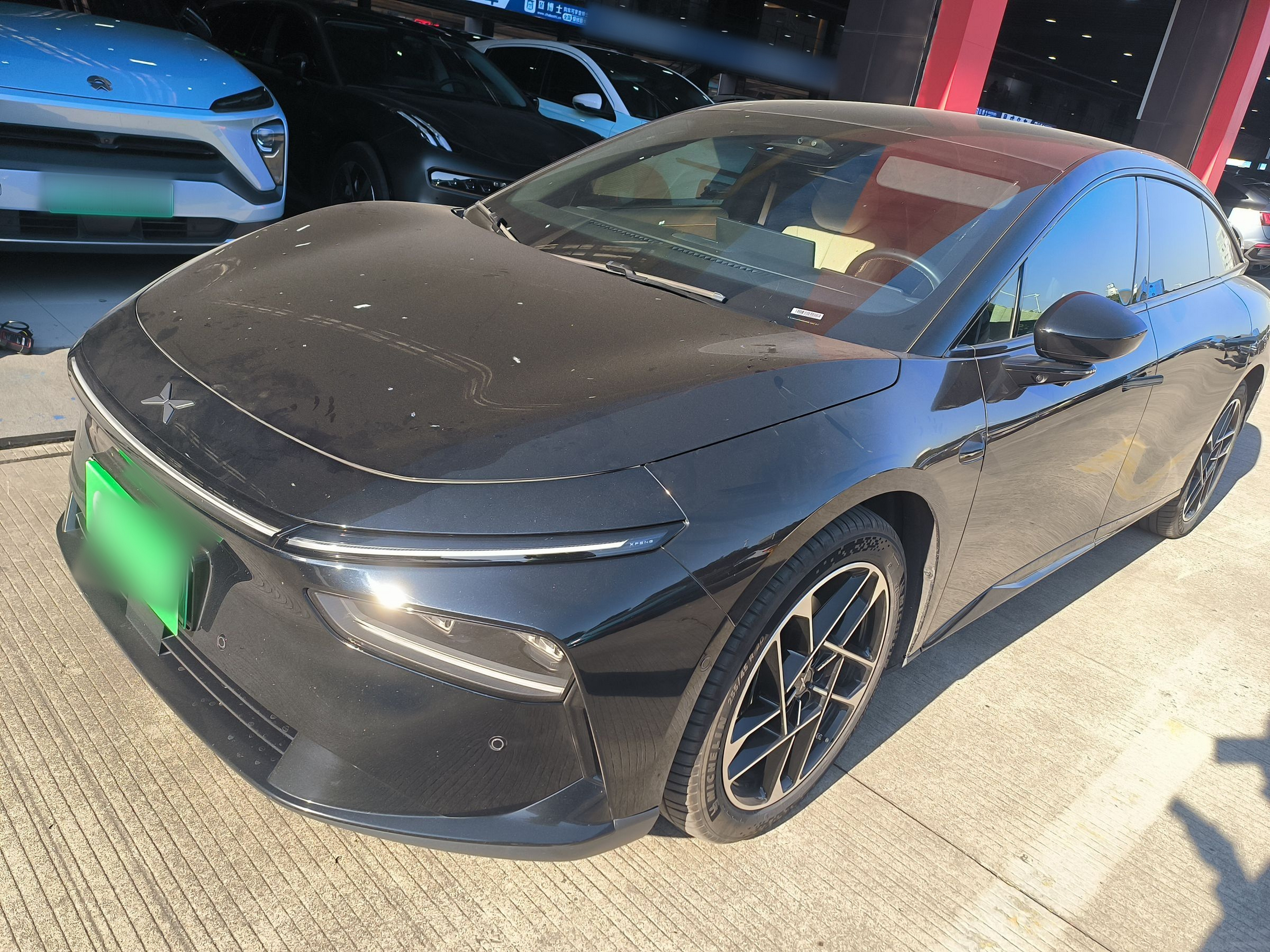 تحت مقدمة السيارة