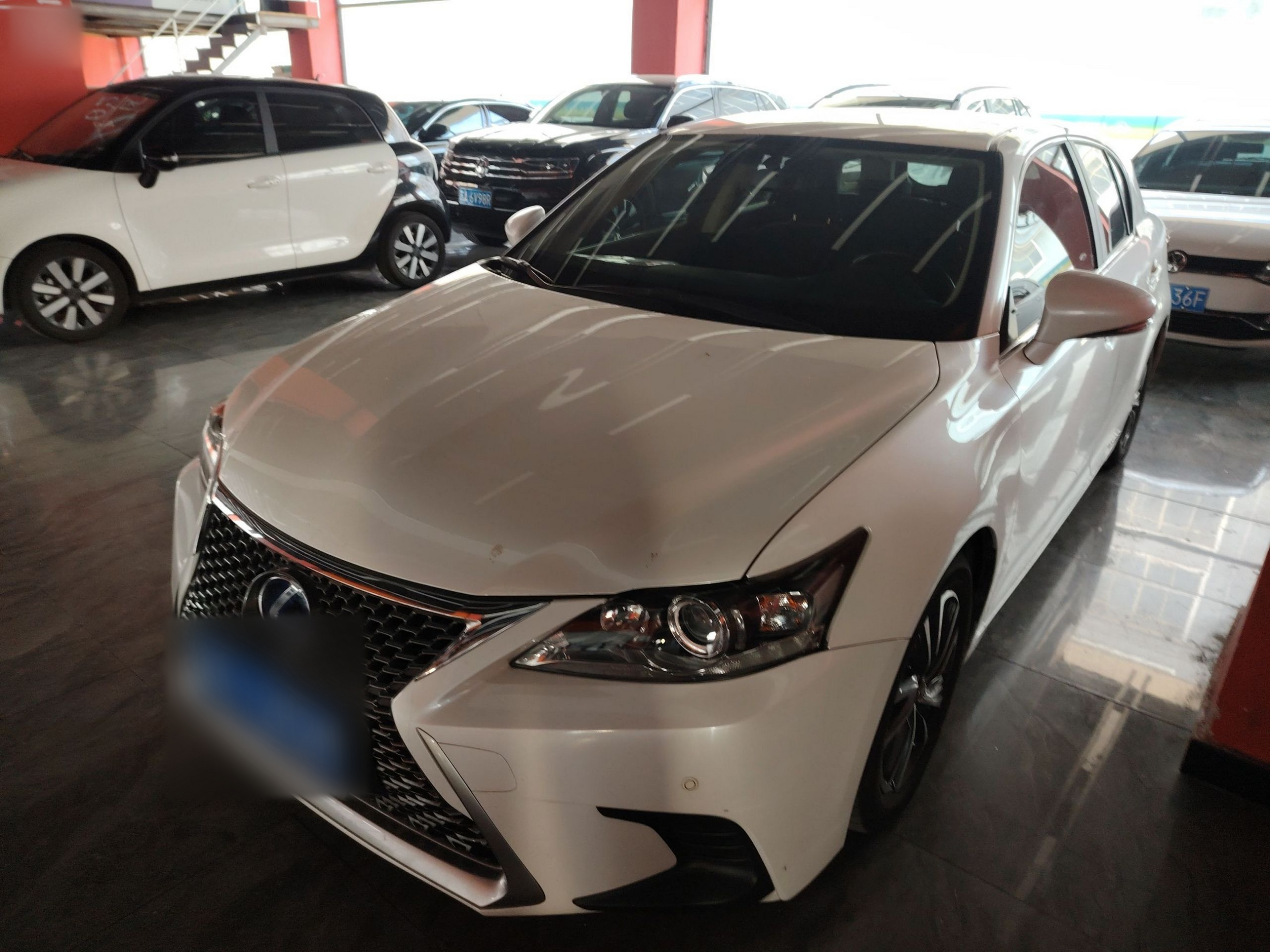 تحت مقدمة السيارة