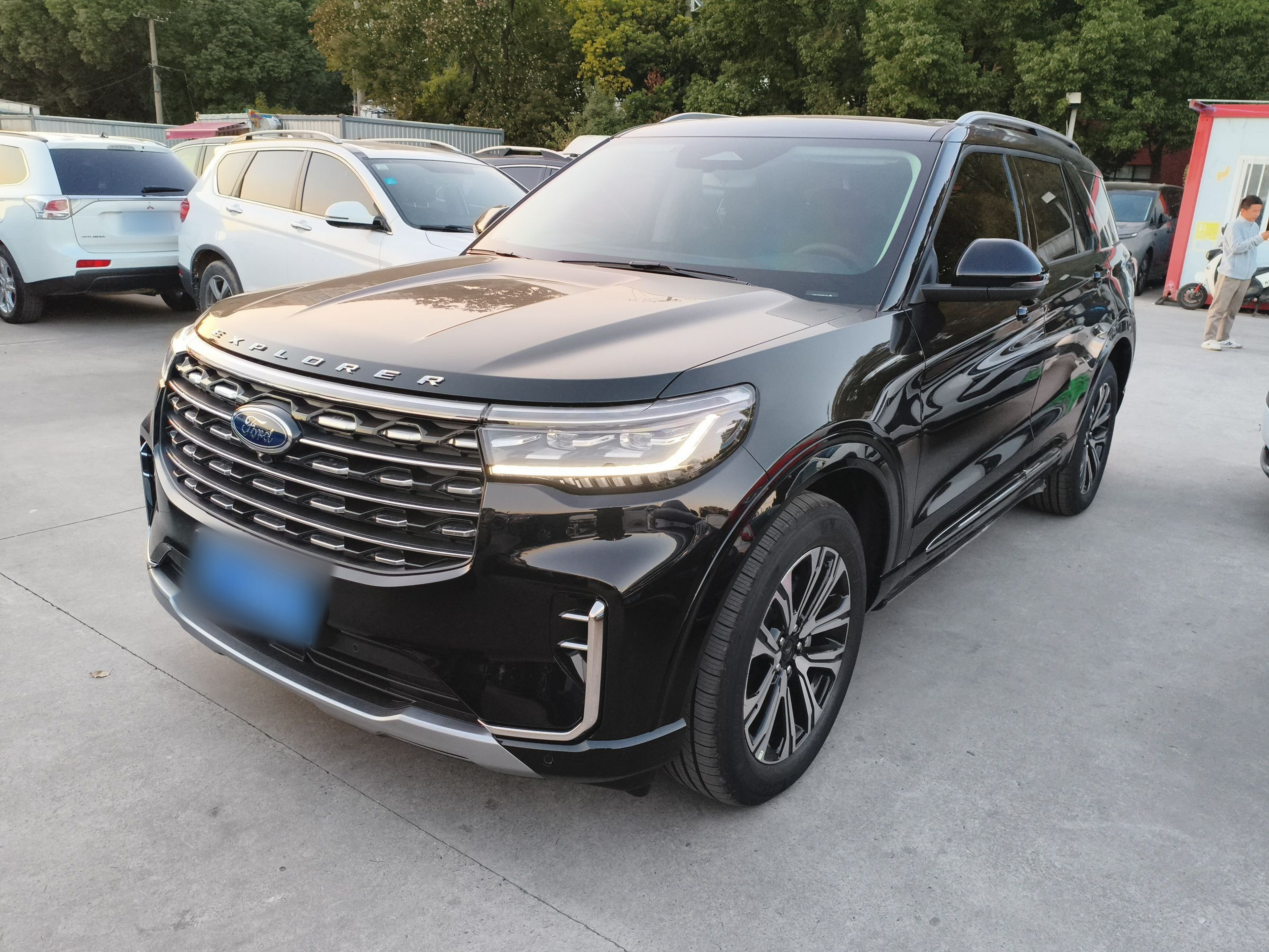 Под передней частью автомобиля