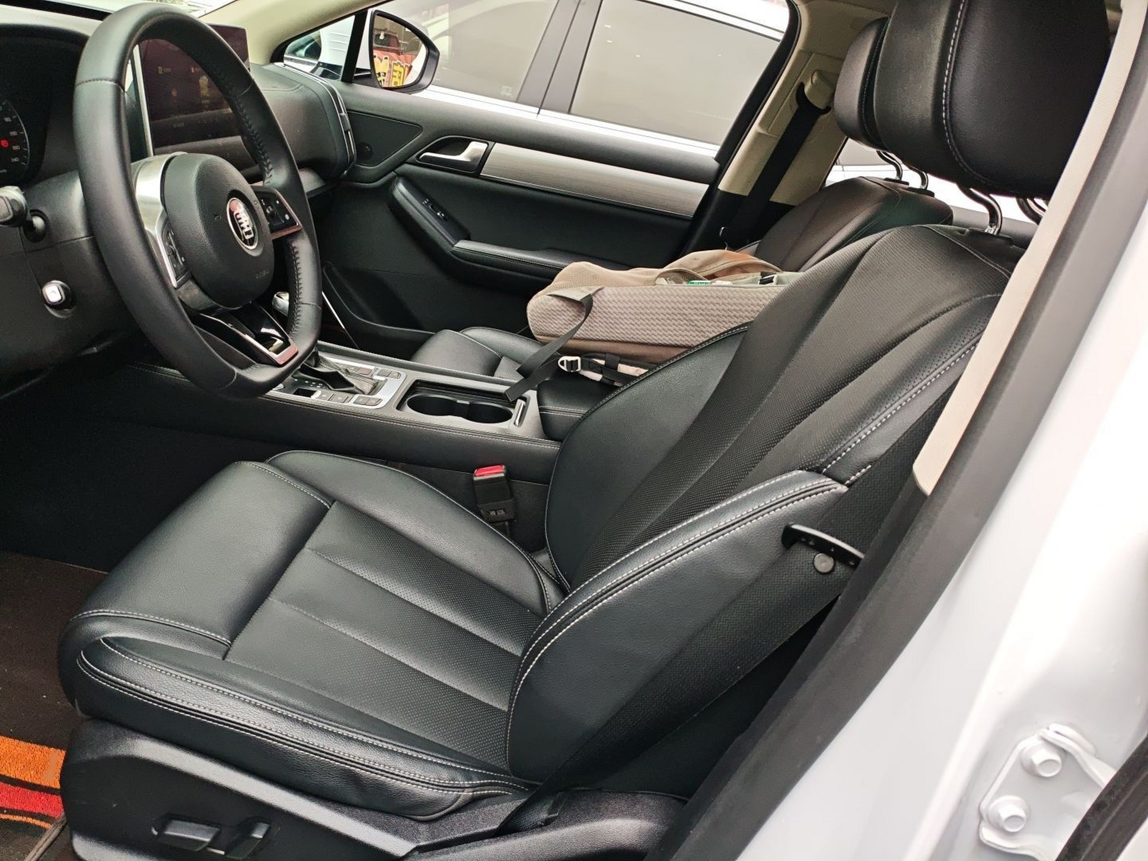 Переднее сиденье в автомобиле