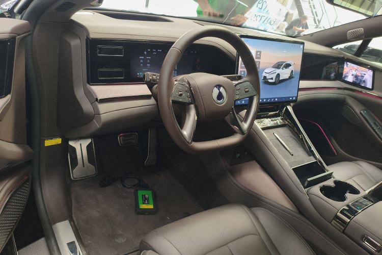 Used Denza Z9 2024 1100 km All-Wheel-Drive Ultra Version
