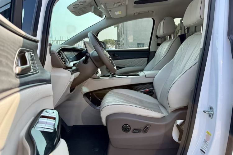 Used Denza D9 2022 DM-i 970 Four-Wheel Drive Prestige Model
