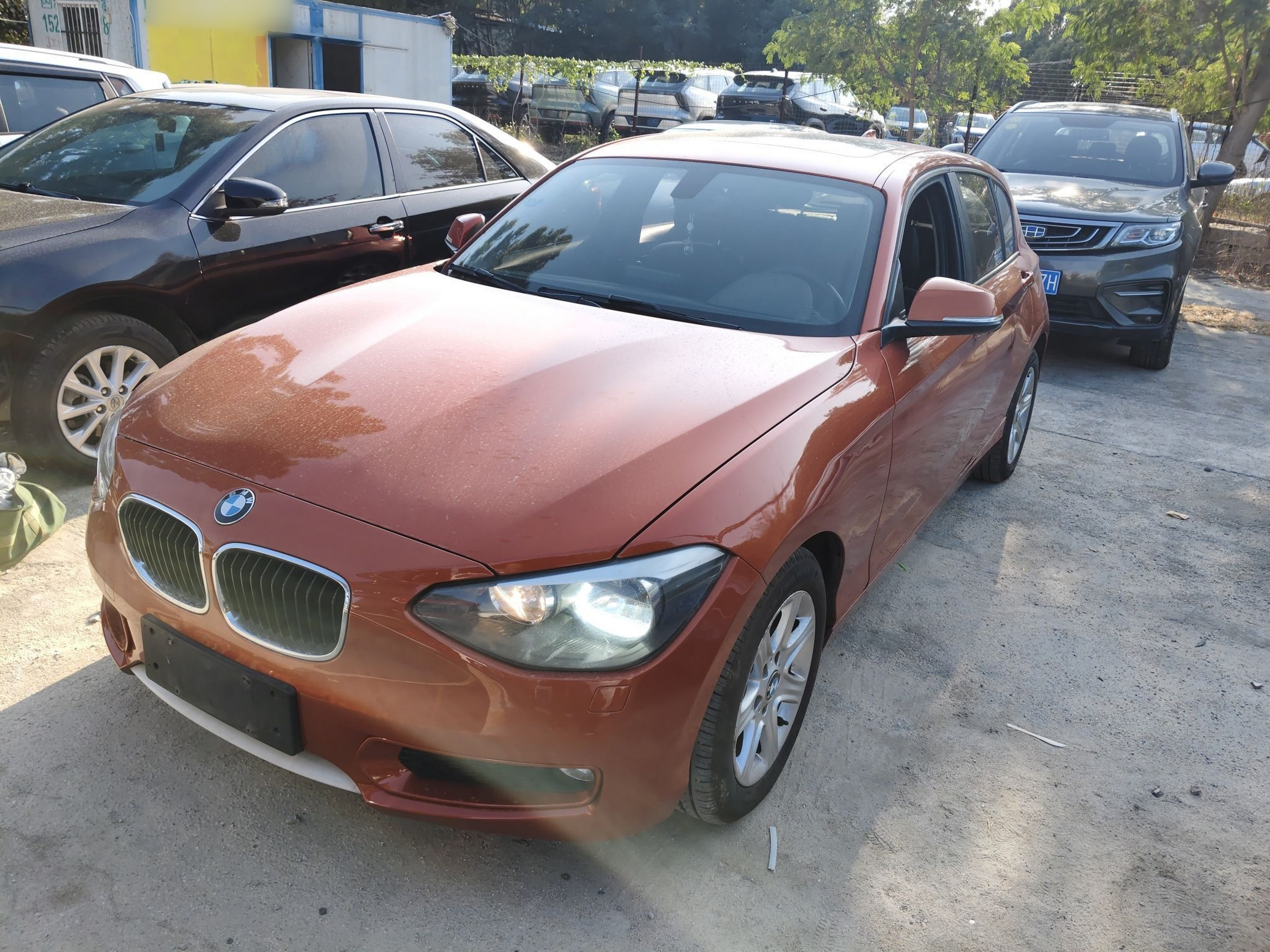 Под передней частью автомобиля