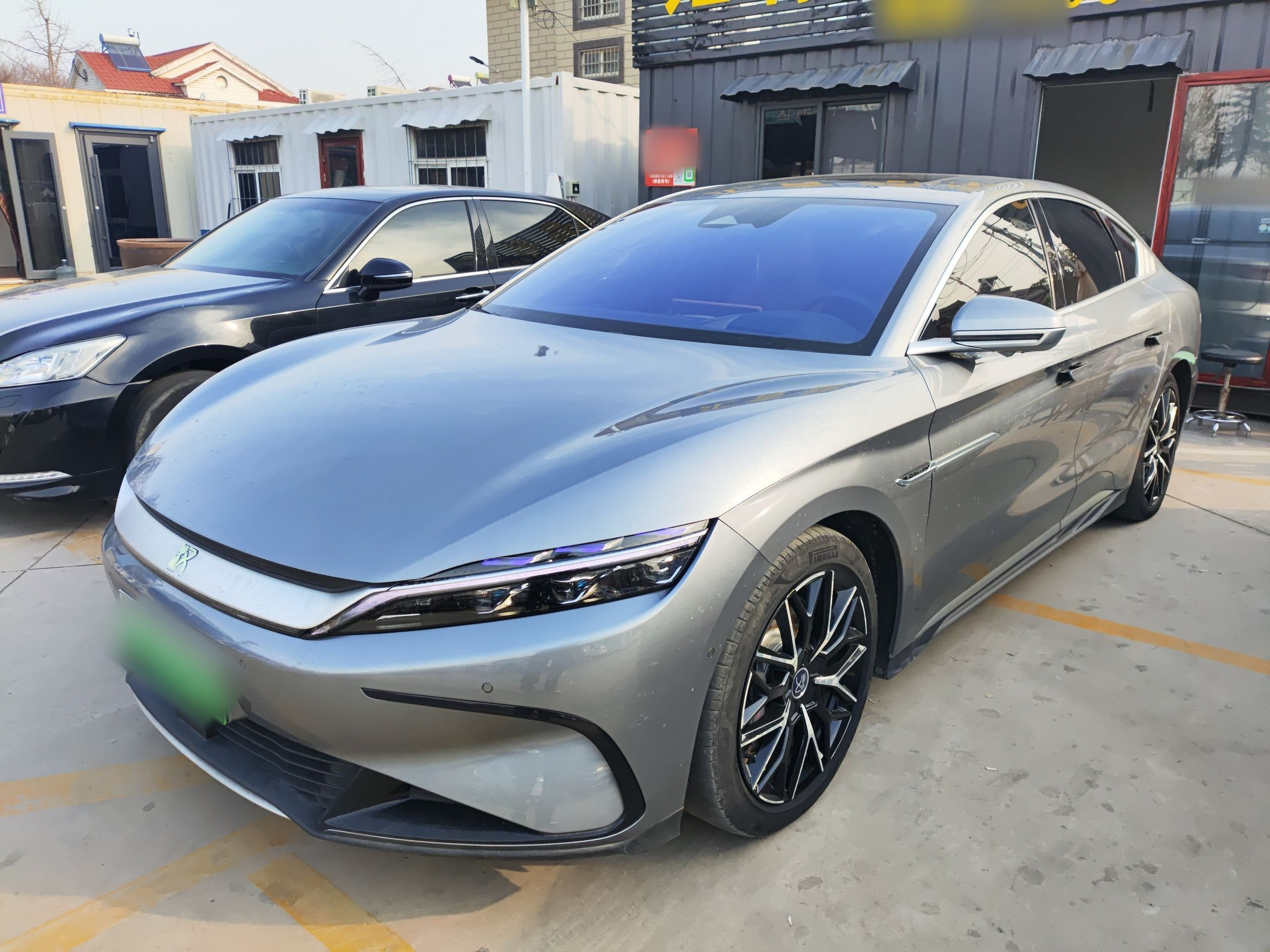 Под передней частью автомобиля