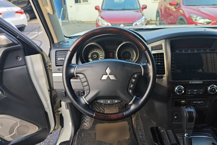 Used Mitsubishi Pajero 2018 V97 3.8L 5-Door GLS Sunroof Dual Differential – Middle East