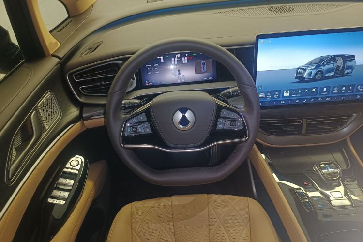 Used Denza D9 2025 DM-i Smart Drive 1020 Four-Wheel Drive Premium Model
