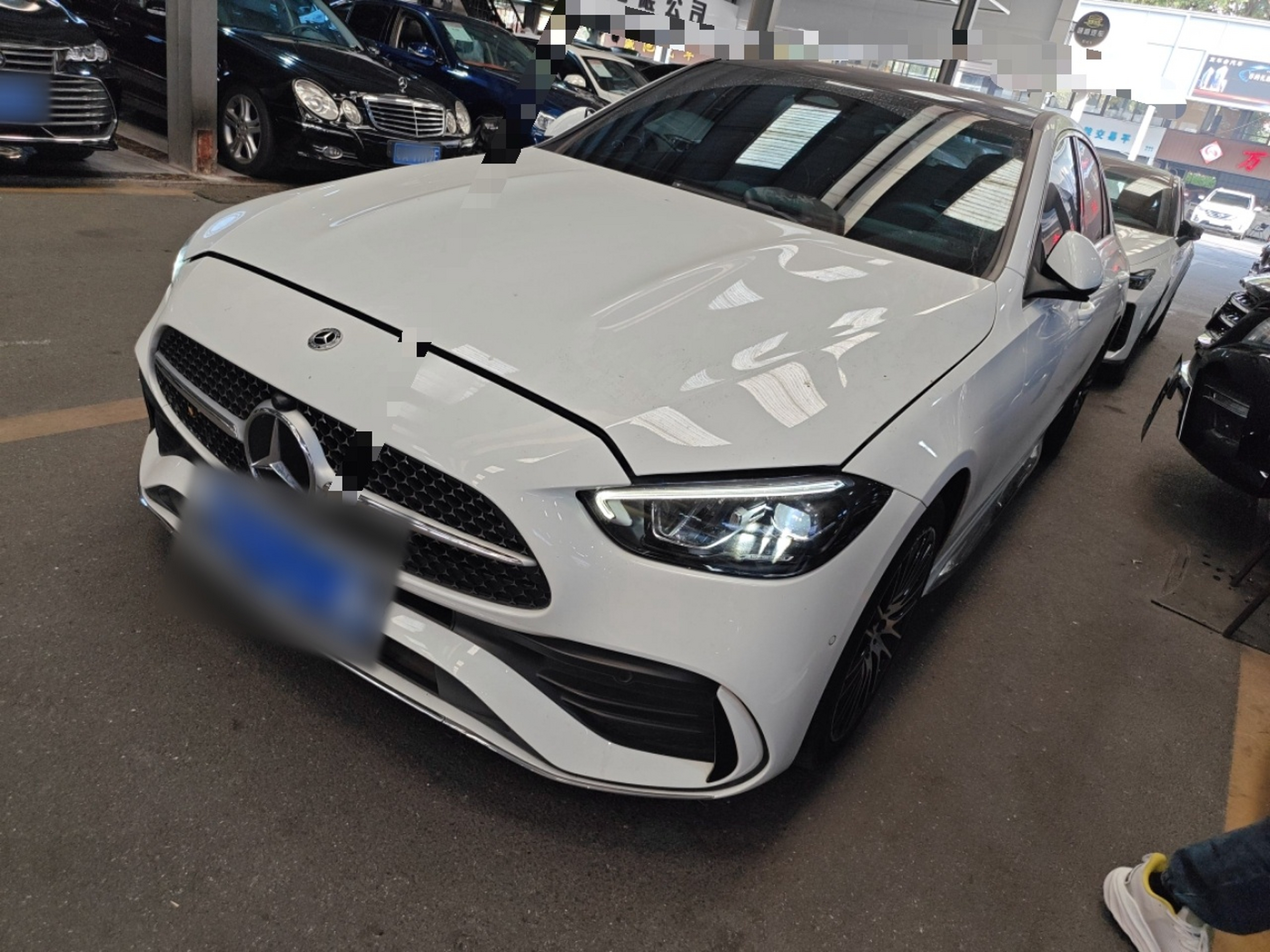 تحت مقدمة السيارة