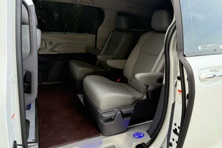 Used Toyota Granvia 2024 2.5L Hybrid Comfort Edition
