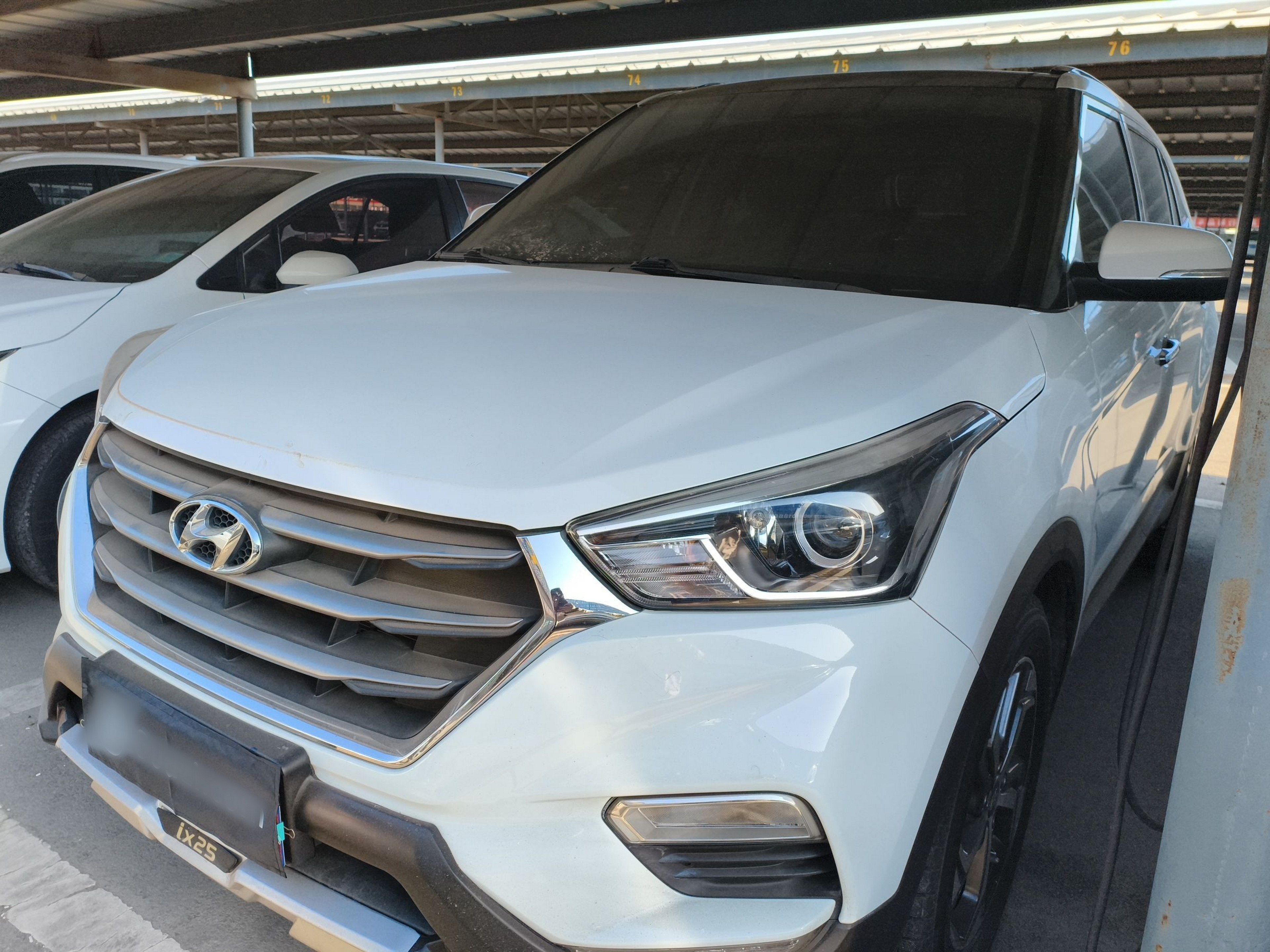 تحت مقدمة السيارة