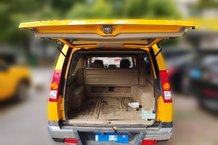 Used Nissan ZN Van 2013 2.4L Two-Wheel Drive Standard Model with 5 Seats
