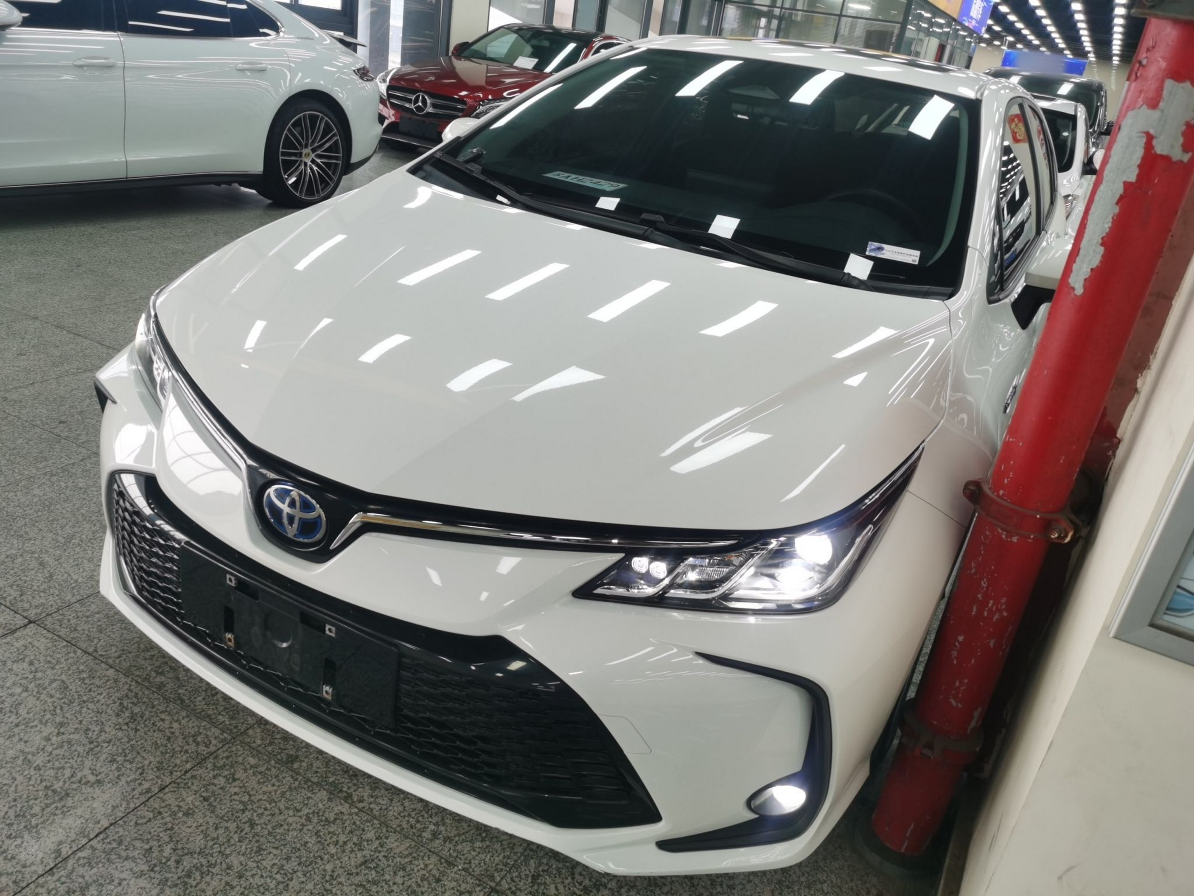 Под передней частью автомобиля