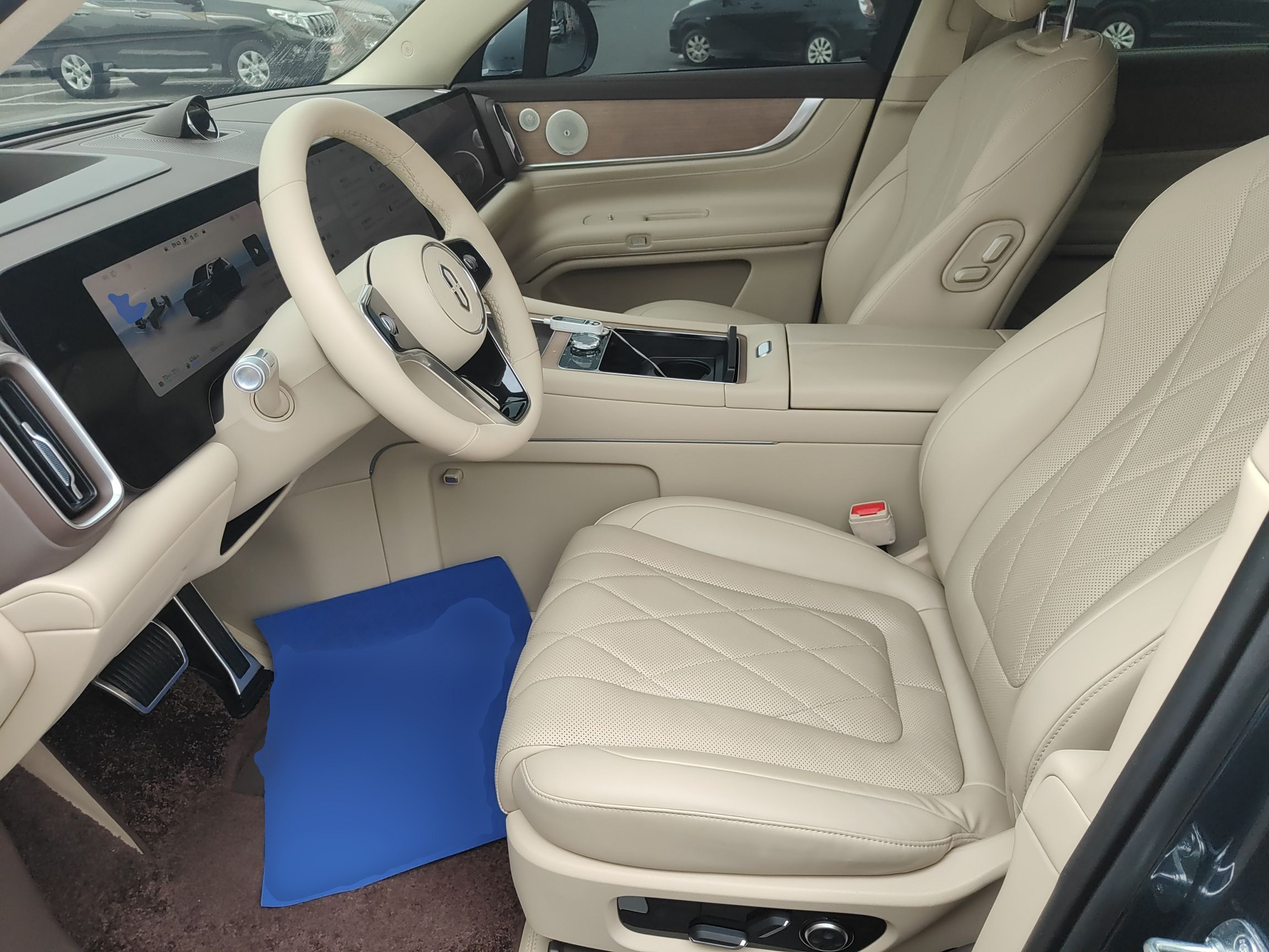 المقاعد الأمامية داخل السيارة