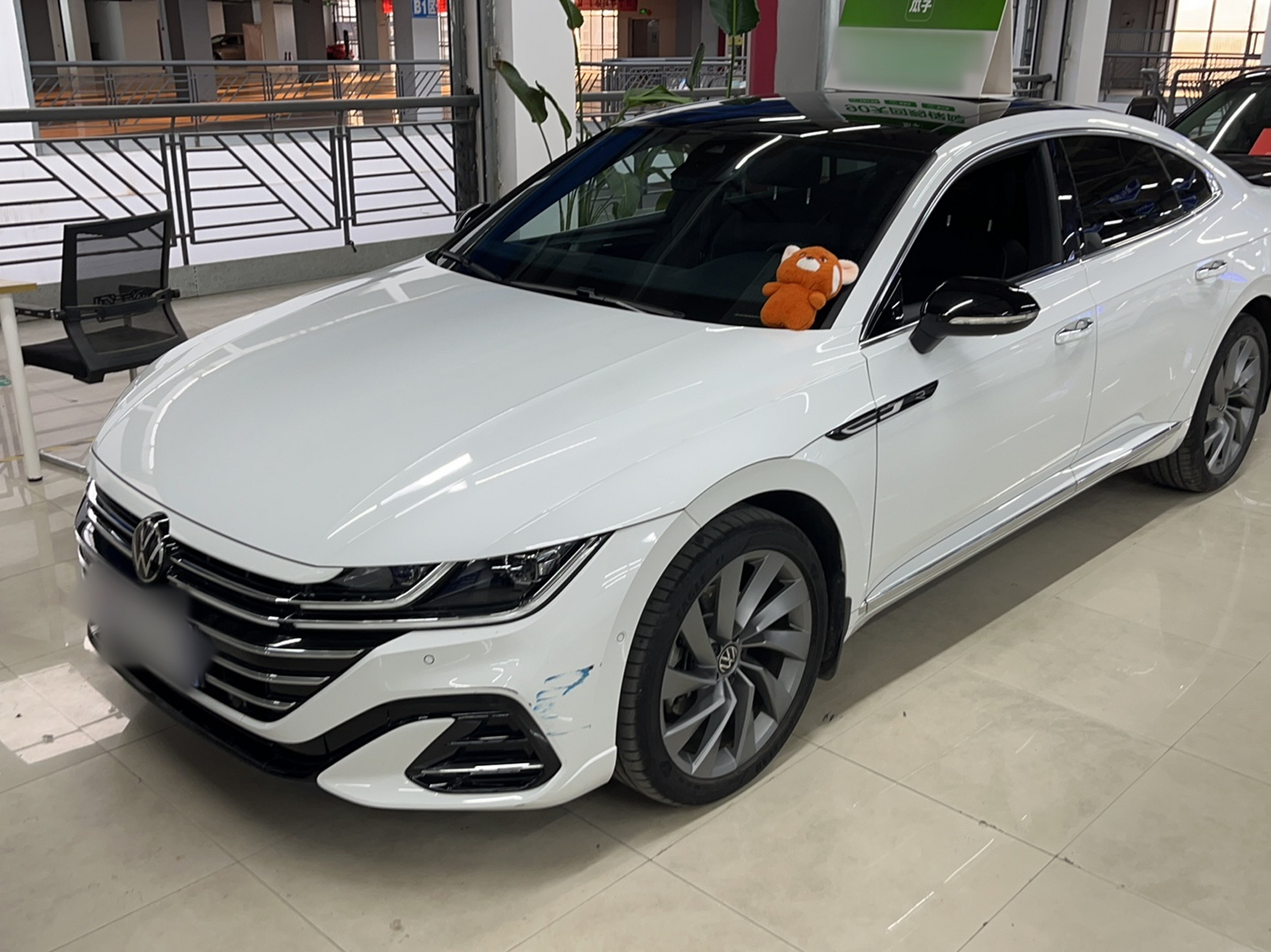 Под передней частью автомобиля