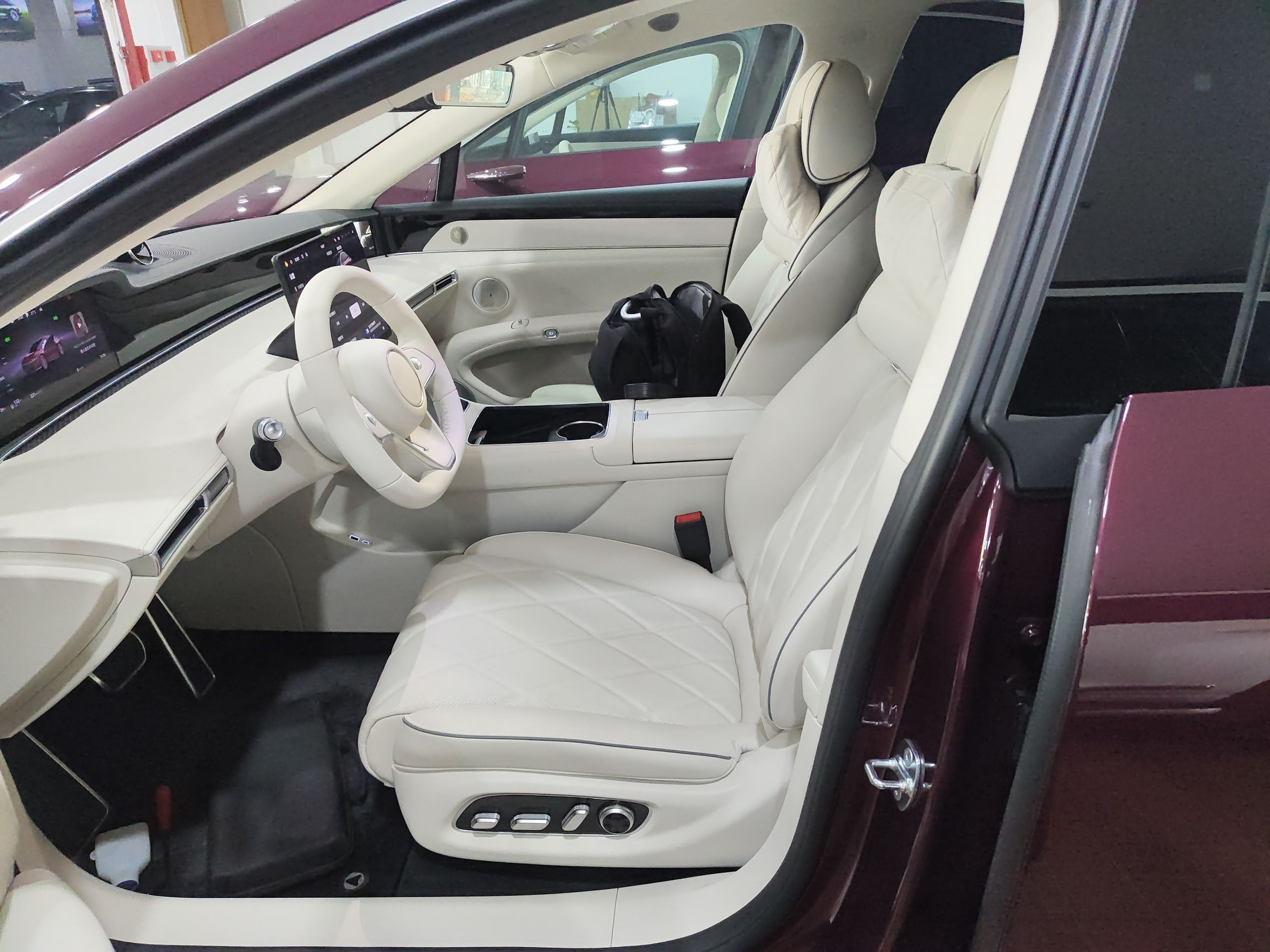 المقاعد الأمامية داخل السيارة