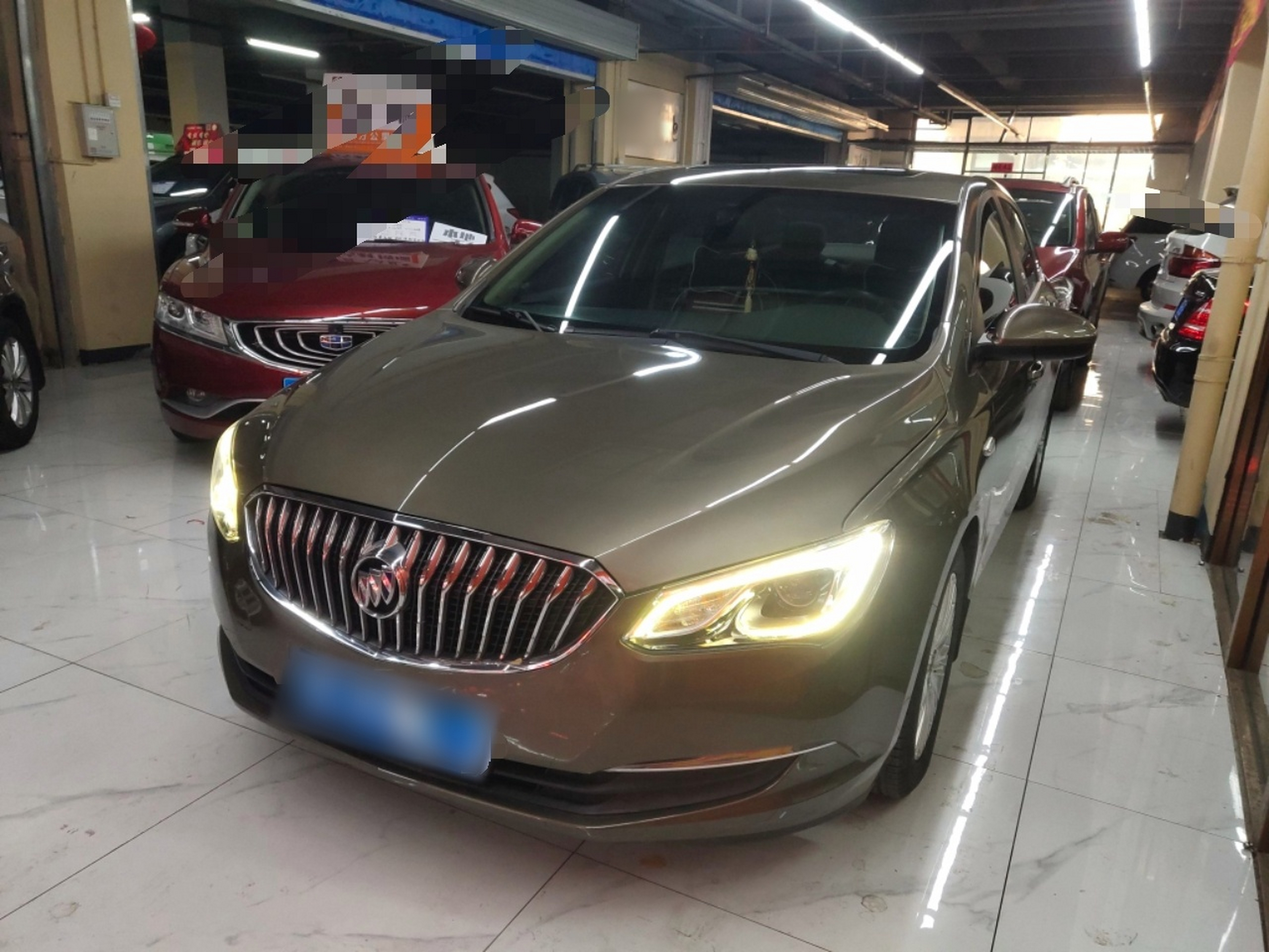 تحت مقدمة السيارة