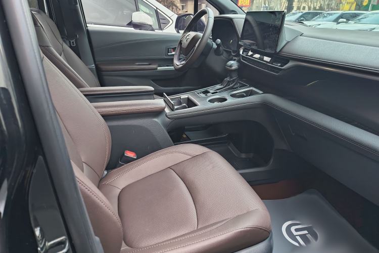 Used Toyota Sienna 2023 2.5L Hybrid Platinum Edition
