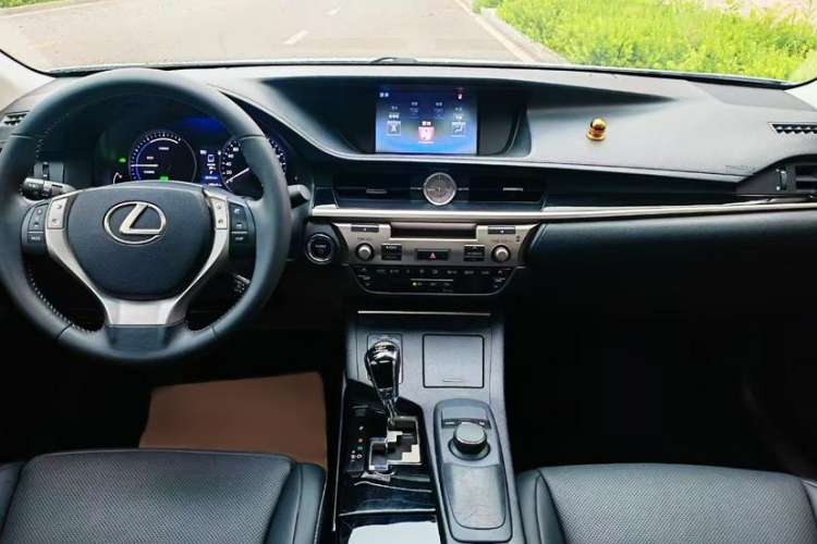 Used Lexus ES 2014 300h Elite Edition
