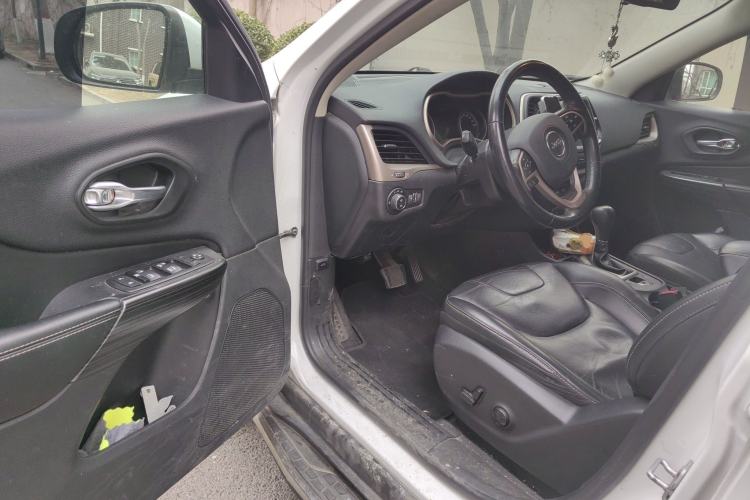 Used  Cherokee 2017 2.0L Superior Edition
