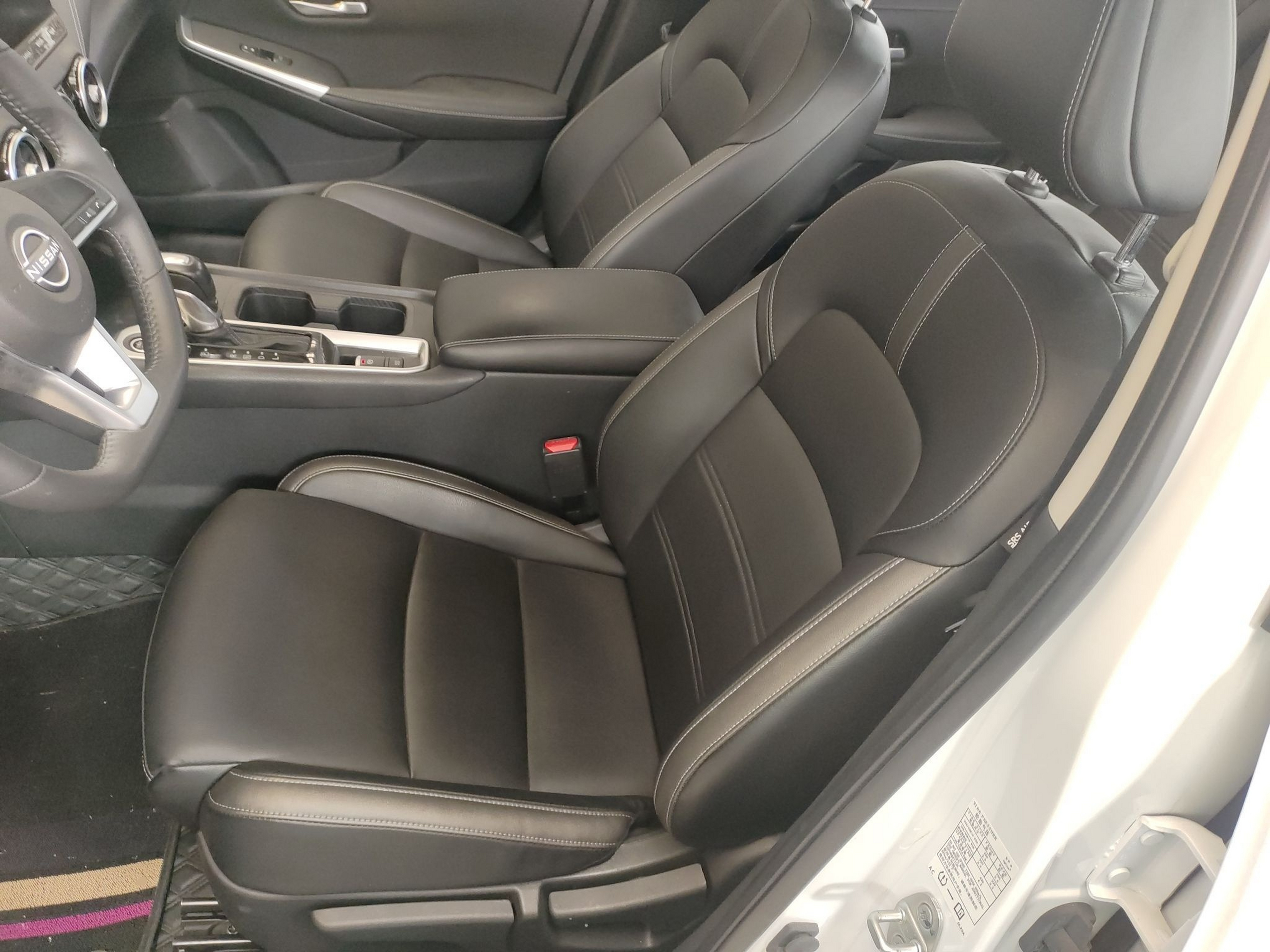 المقاعد الأمامية داخل السيارة