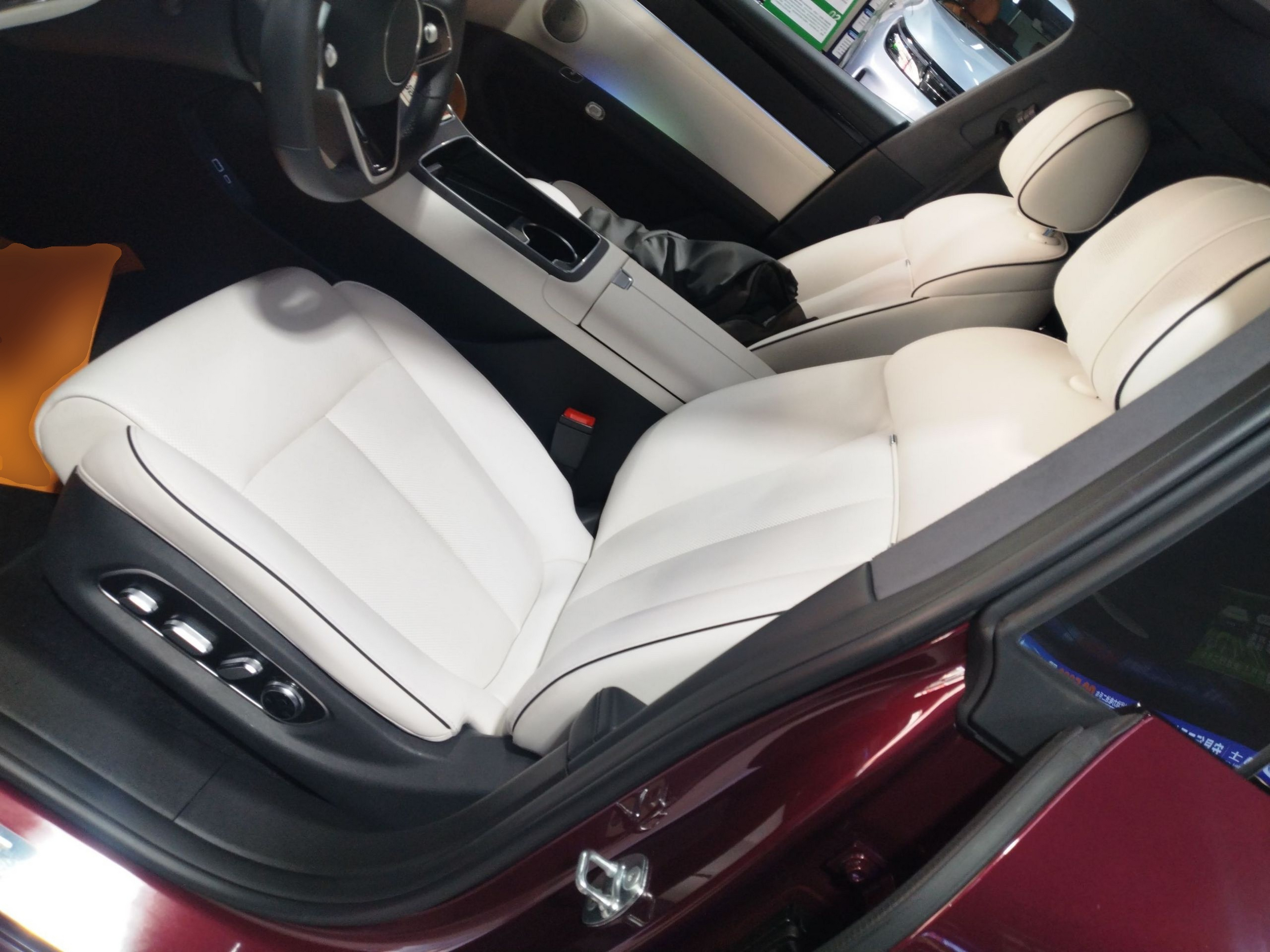 Переднее сиденье в автомобиле