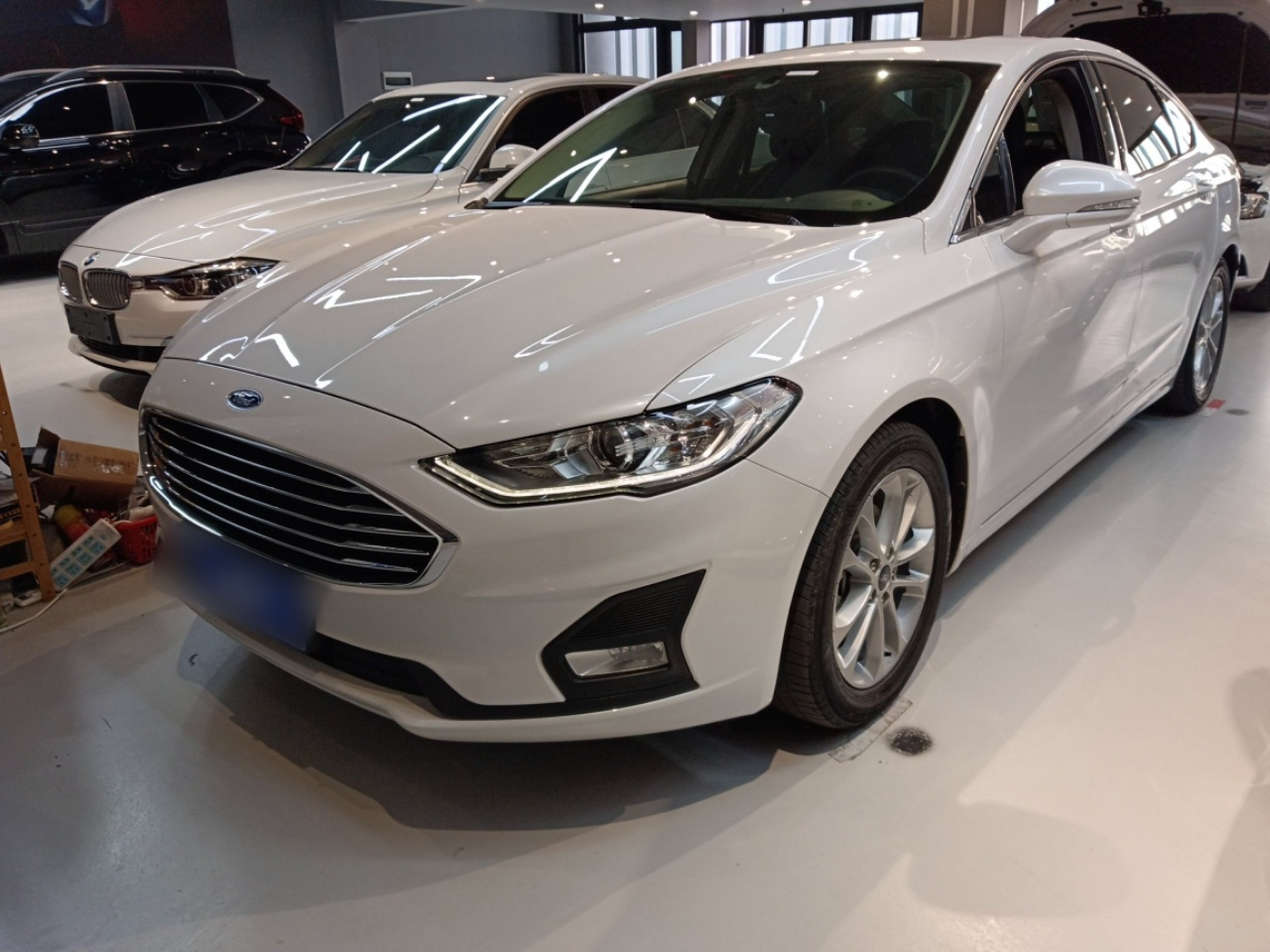 تحت مقدمة السيارة