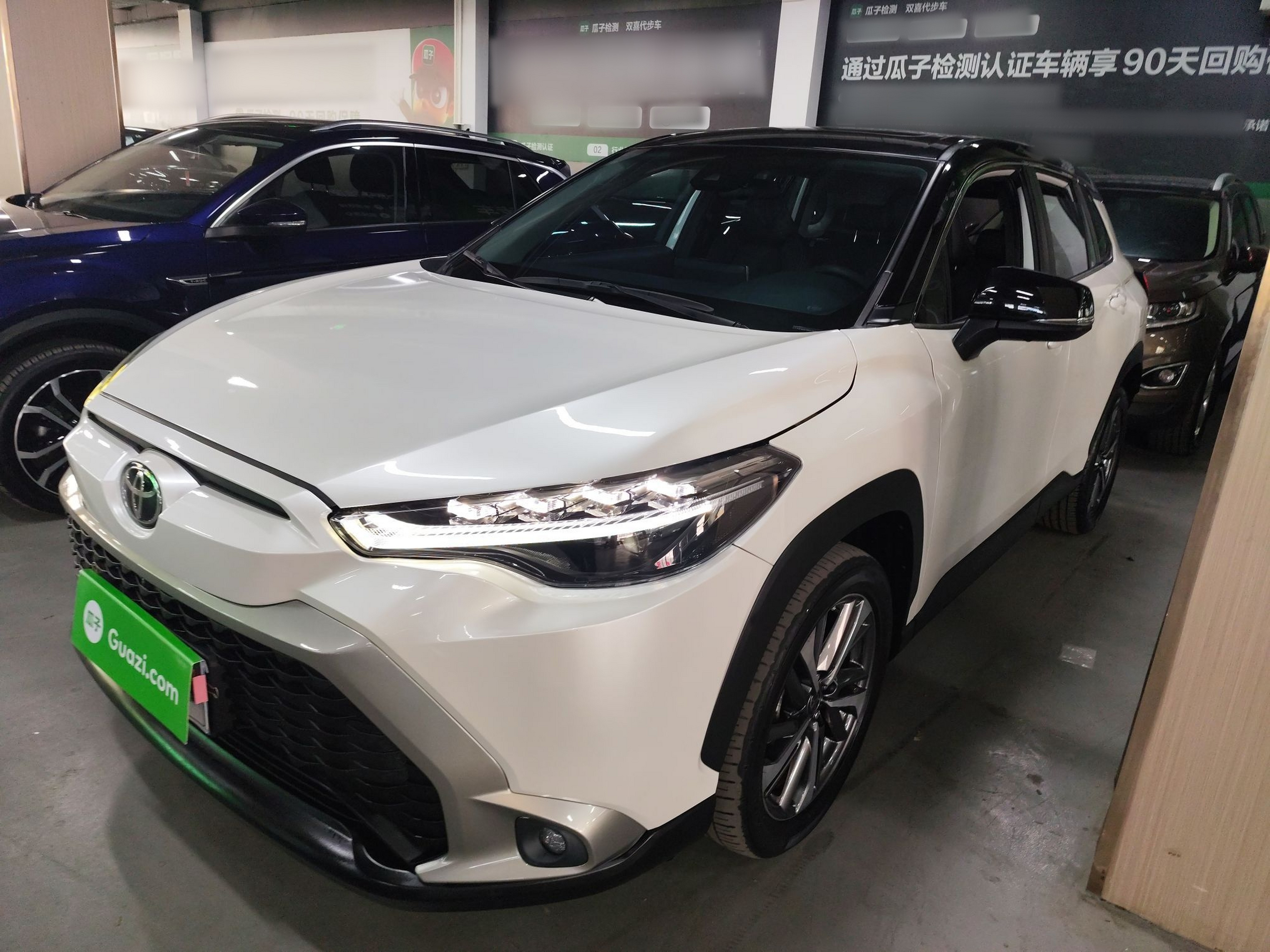 تحت مقدمة السيارة