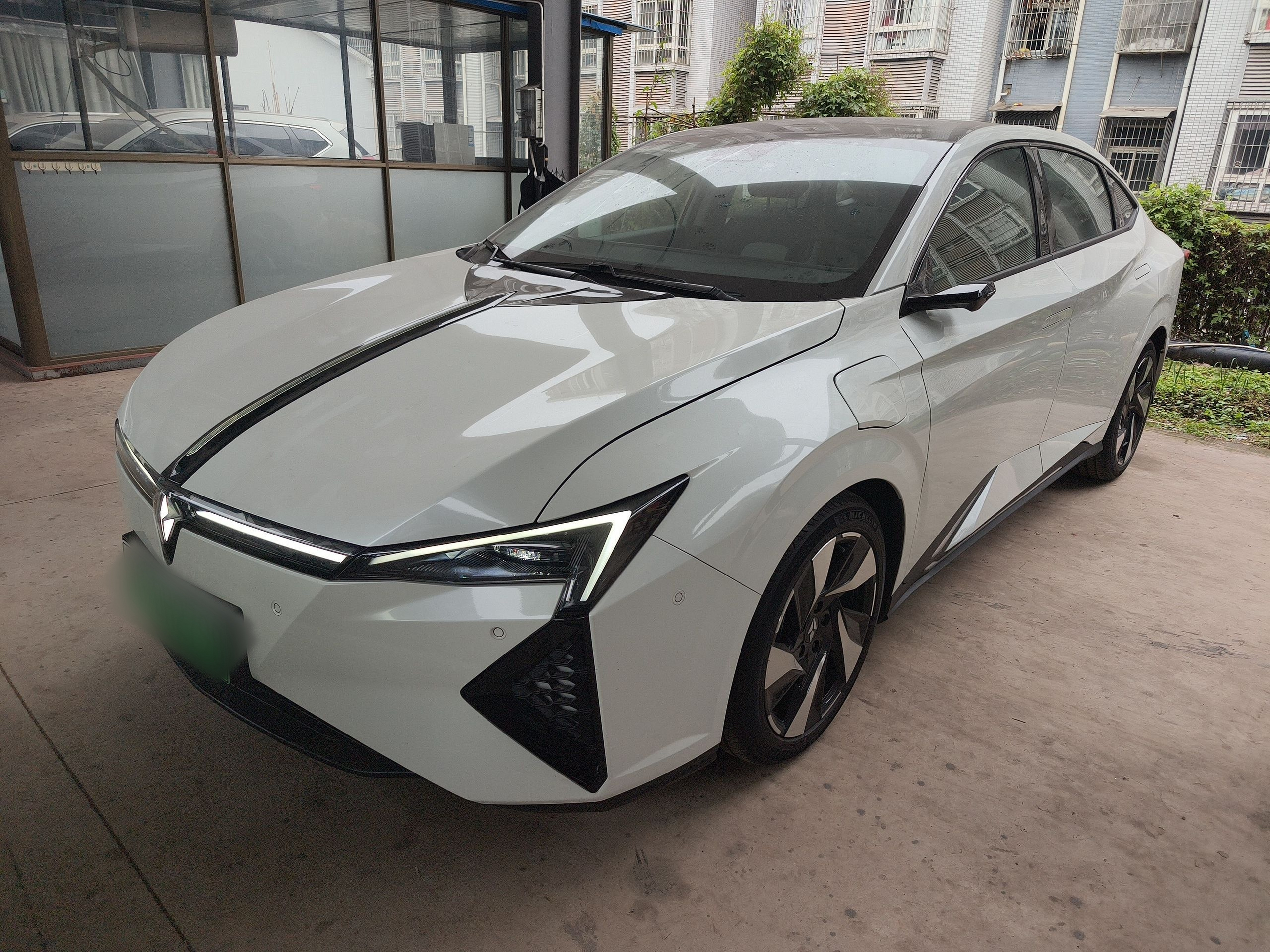 Под передней частью автомобиля