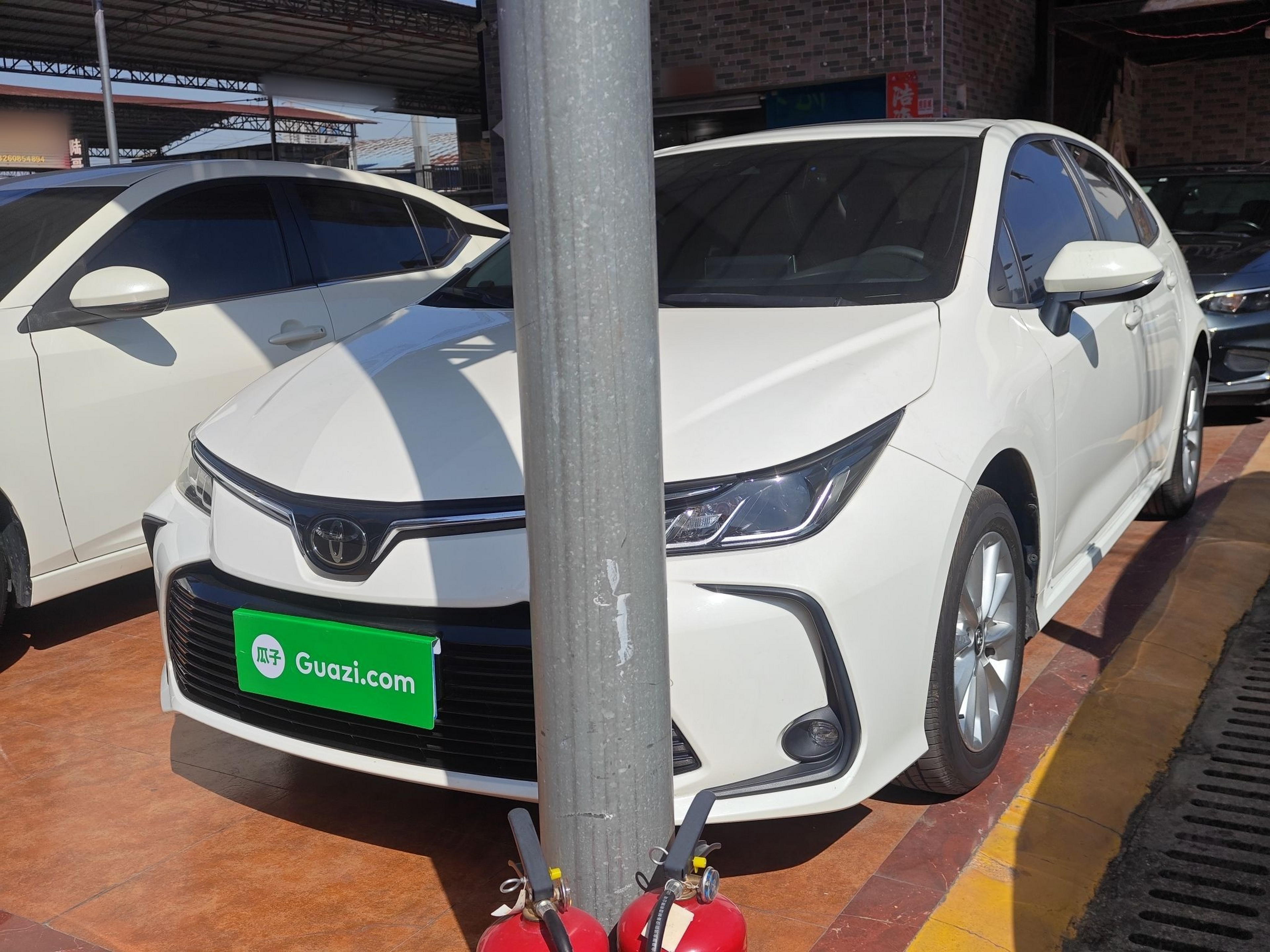 تحت مقدمة السيارة